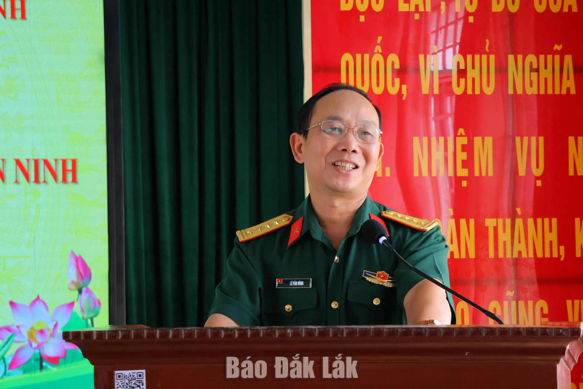 Đại tá Lê Văn Hùng, Phó Chỉ huy trưởng kiêm Tham mưu trưởng Bộ CHQS tỉnh chúc mừng các học viên hoàn thành khóa học.