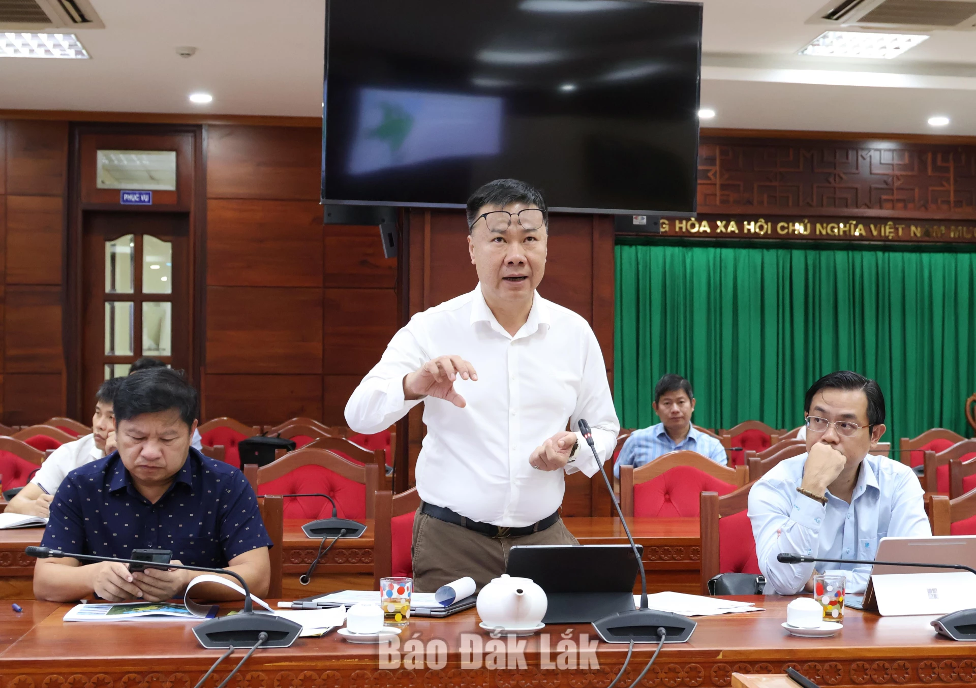 Phó Giám đốc Sở Xây dựng Lê Hùng phát biểu ý kiến tại cuộc họp.
