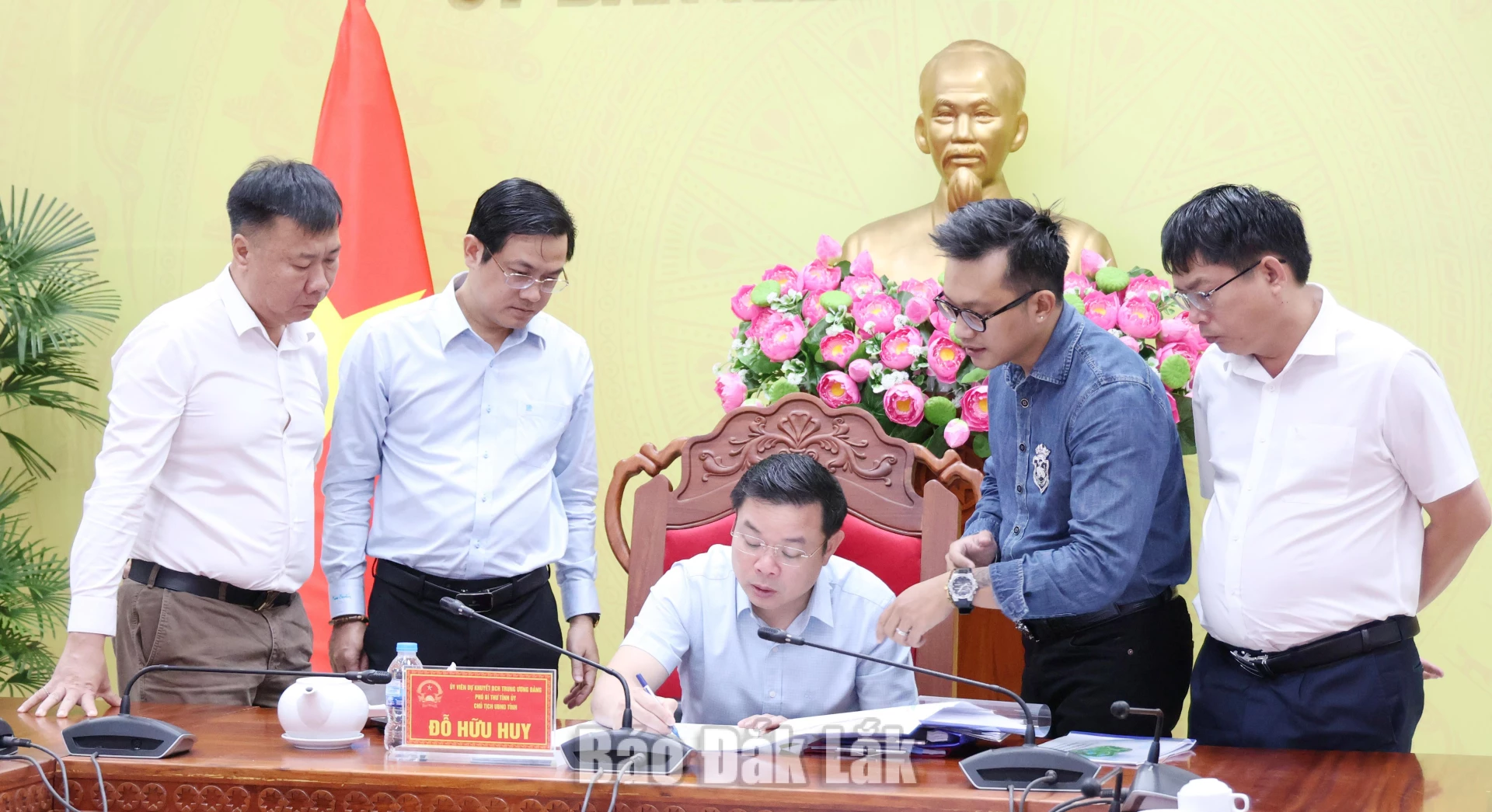 Lãnh đạo tỉnh Đắk Lắk trao đổi với các sở, ngành về quy hoạch sân golf và biệt thự hồ Ea Kao.