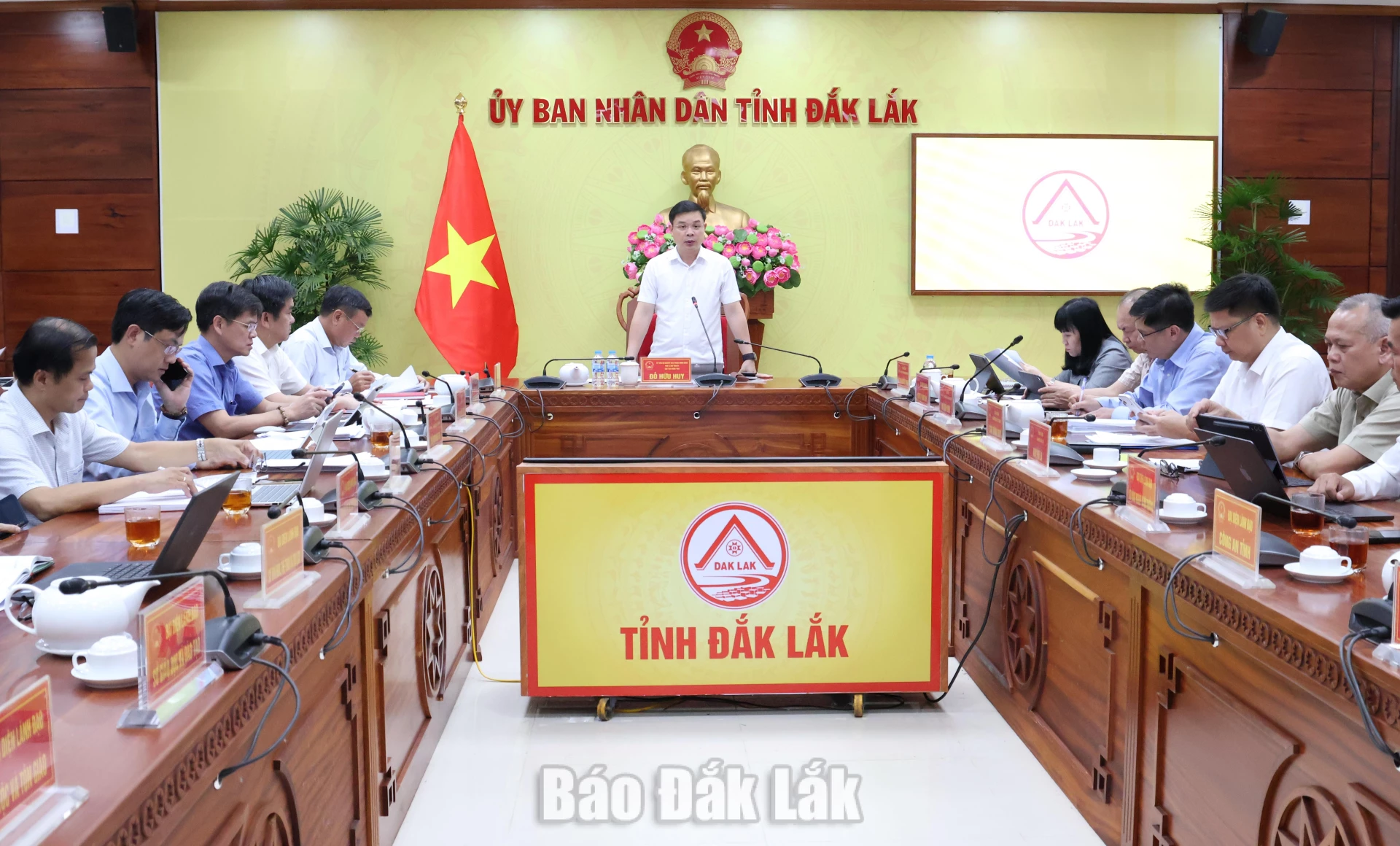 Lãnh đạo tỉnh Đắk Lắk và các sở, ngành dự hội nghị.