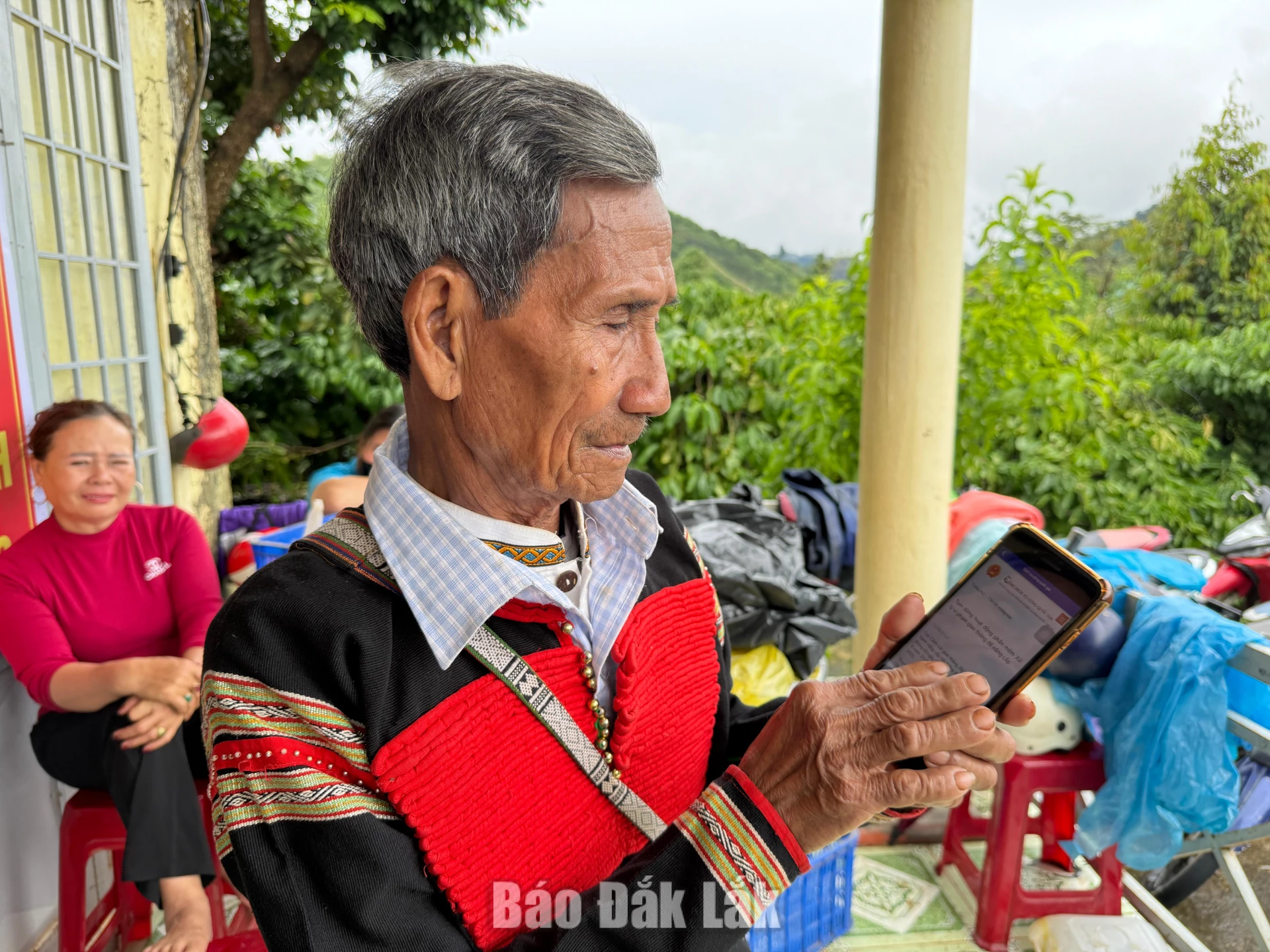 Tuổi cao, mắt yếu cũng không ảnh hưởng đến nhu cầu tìm hiểu, học tập của người dân.
