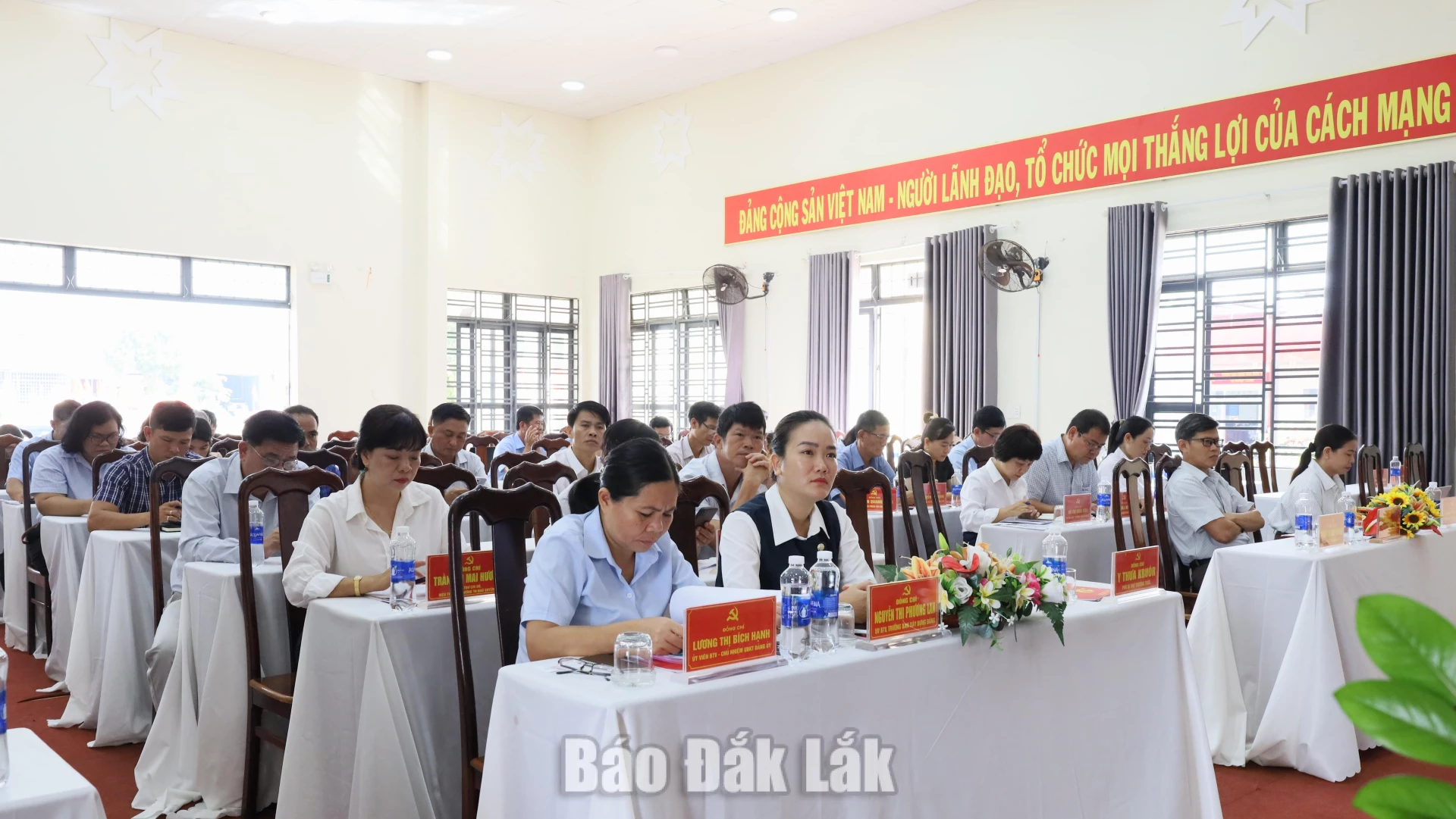 Các đại biểu tham dự hội nghị.