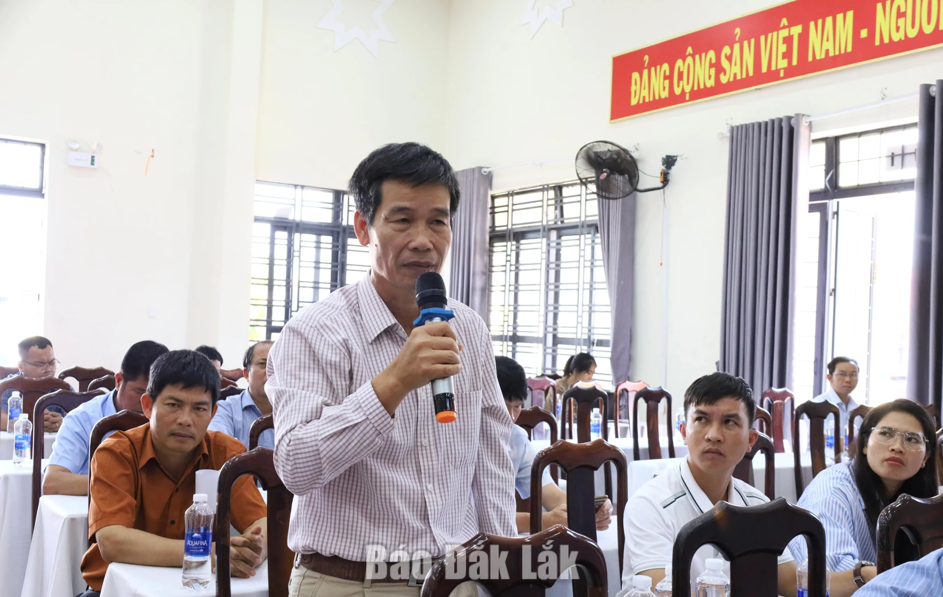Đại diện chi bộ thôn, buôn đóng góp ý kiến.