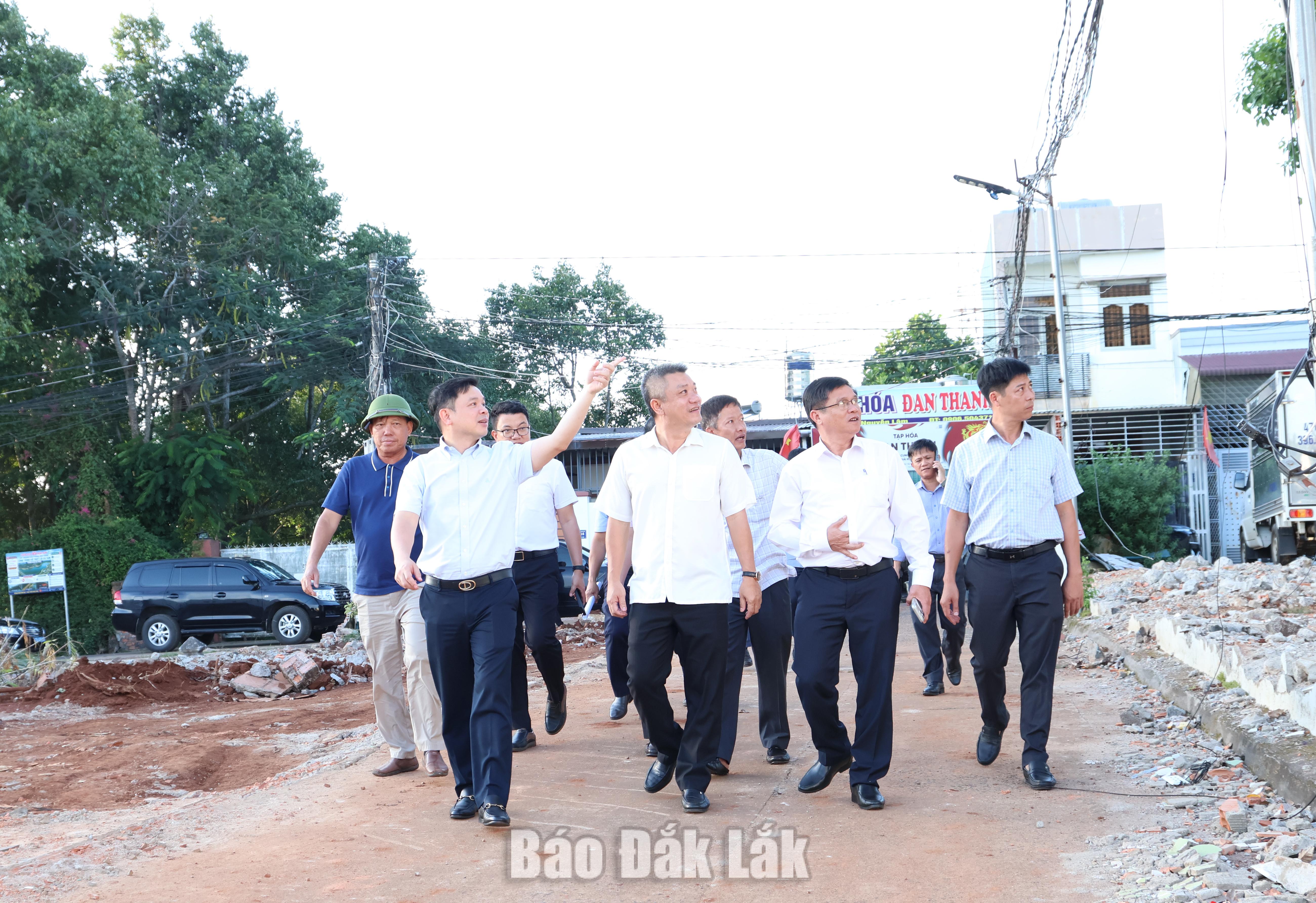 Chủ tịch UBND tỉnh Đắk Lắk và đoàn công tác thị sát hạ tầng kết nối khu vực Hồ thủy lợi Ea Tam.