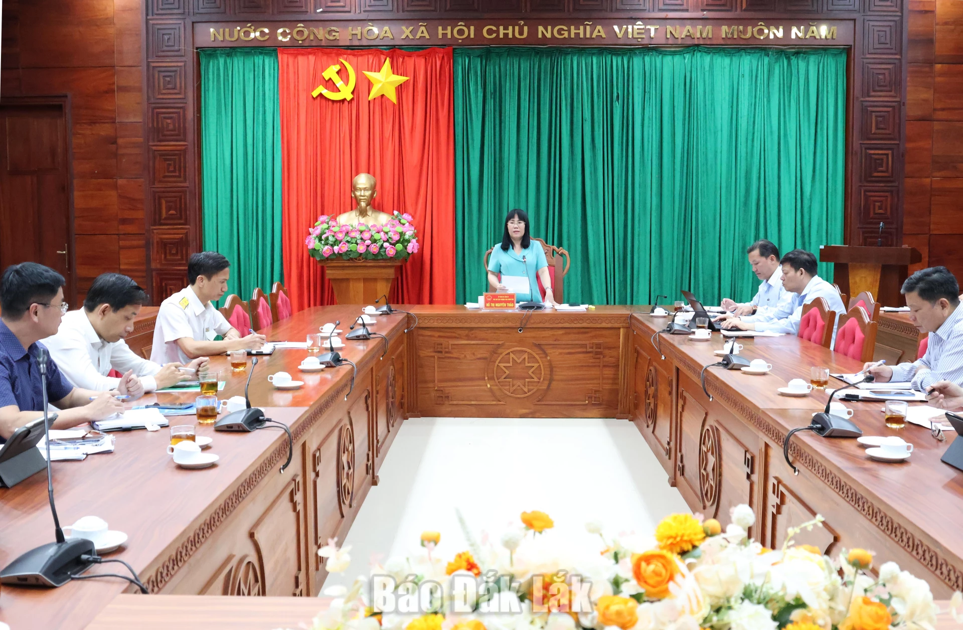 Lãnh đạo tỉnh Đắk Lắk và các sở, ngành tham dự cuộc họp.