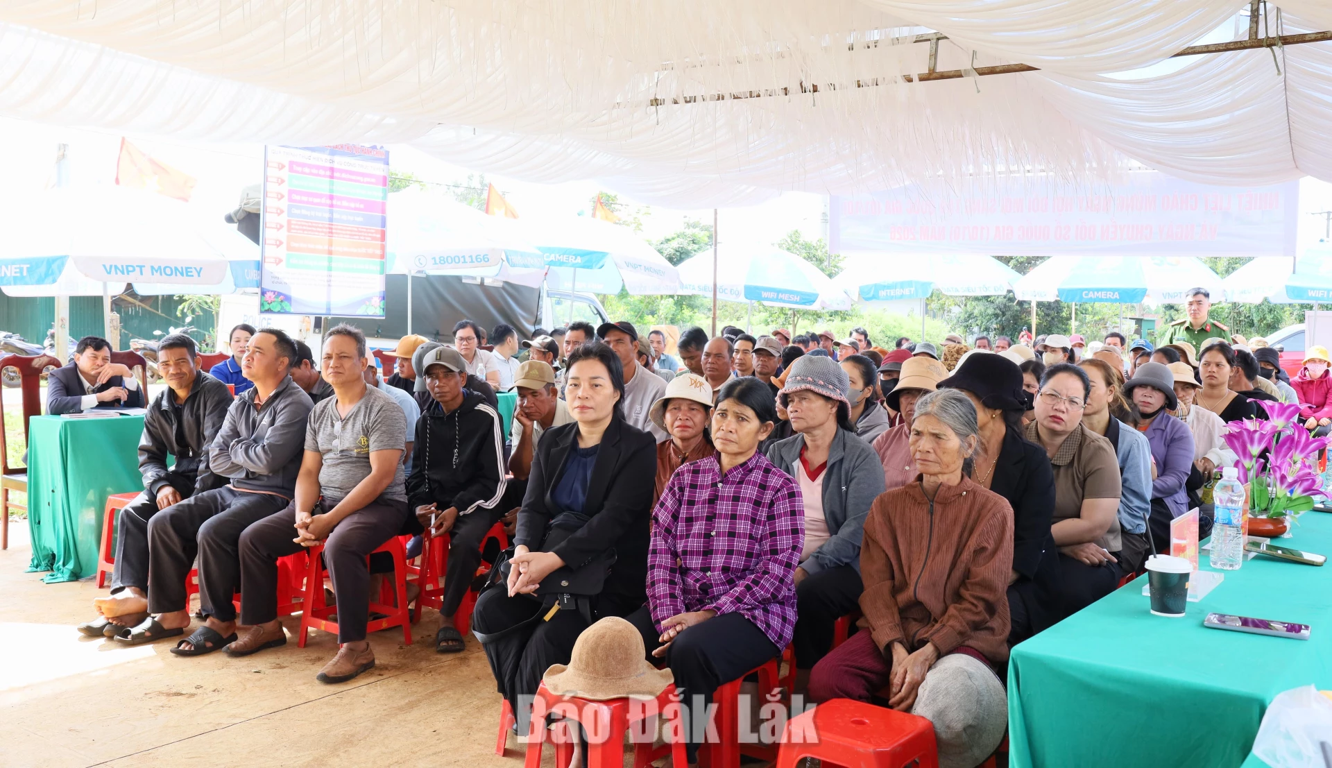 Người dân trong buôn Yế tham dự chương trình.