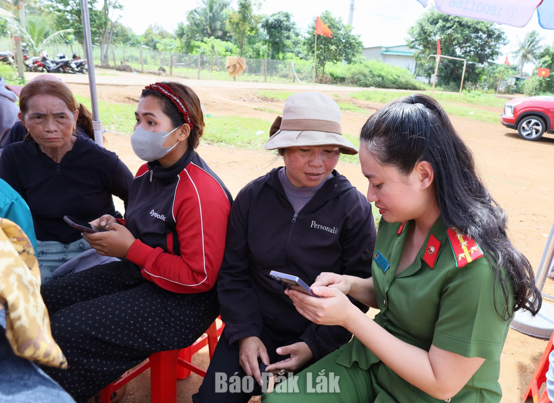 Cán bộ Công an xã Ea Knuếc hướng dẫn người dân kích hoạt tài khoản dịch vụ công trực tuyến.