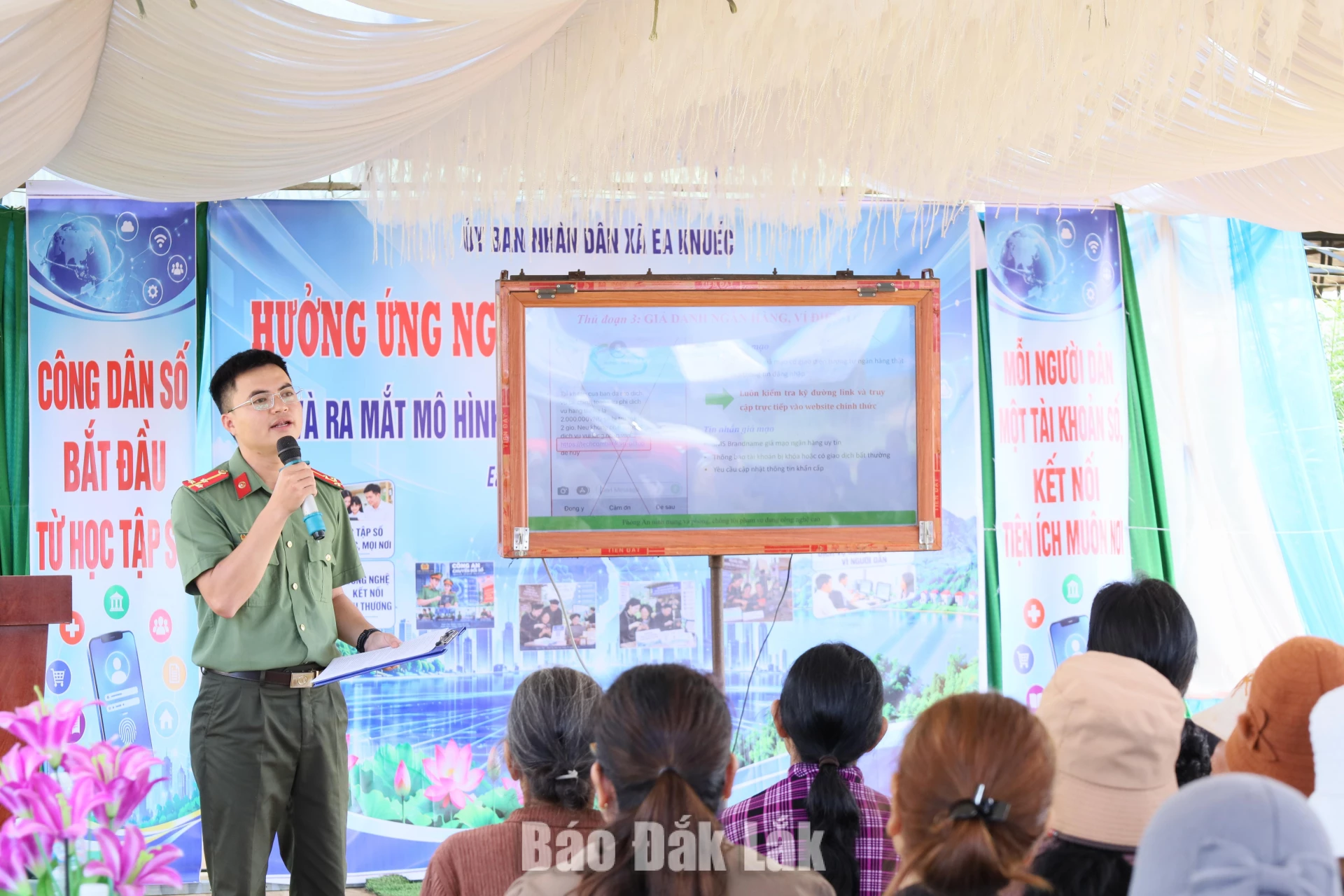 Đại diện Công an xã Ea Knuếc tuyên truyền pháp luật về an ninh mạng.