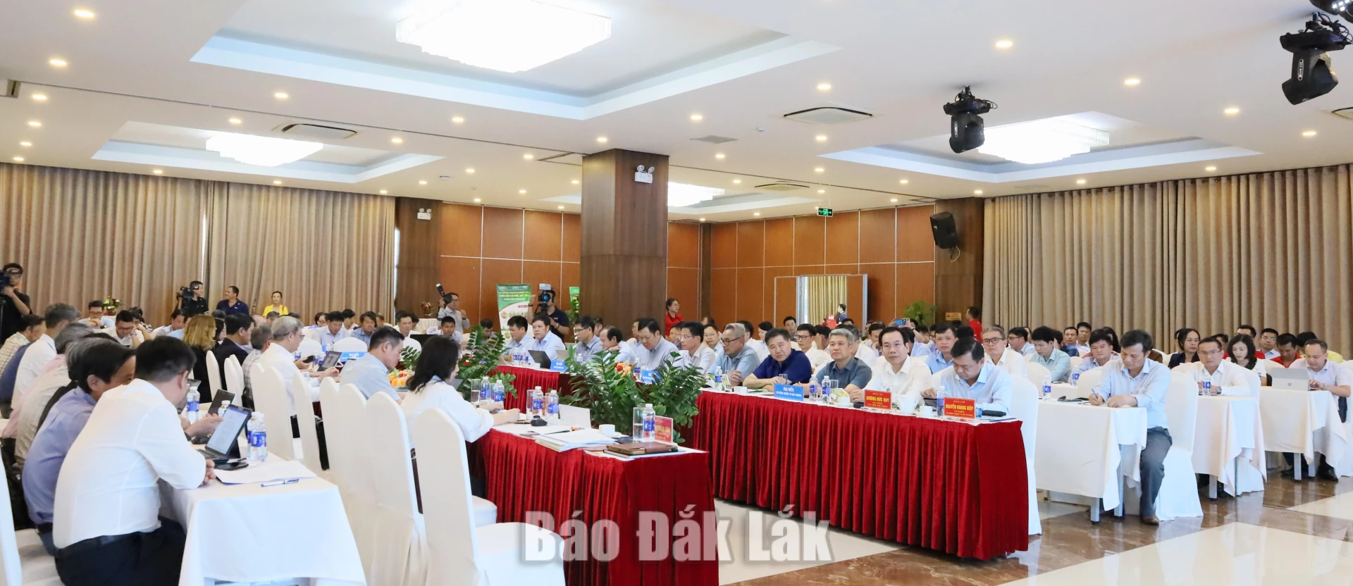 Các đại biểu tham dự hội nghị.