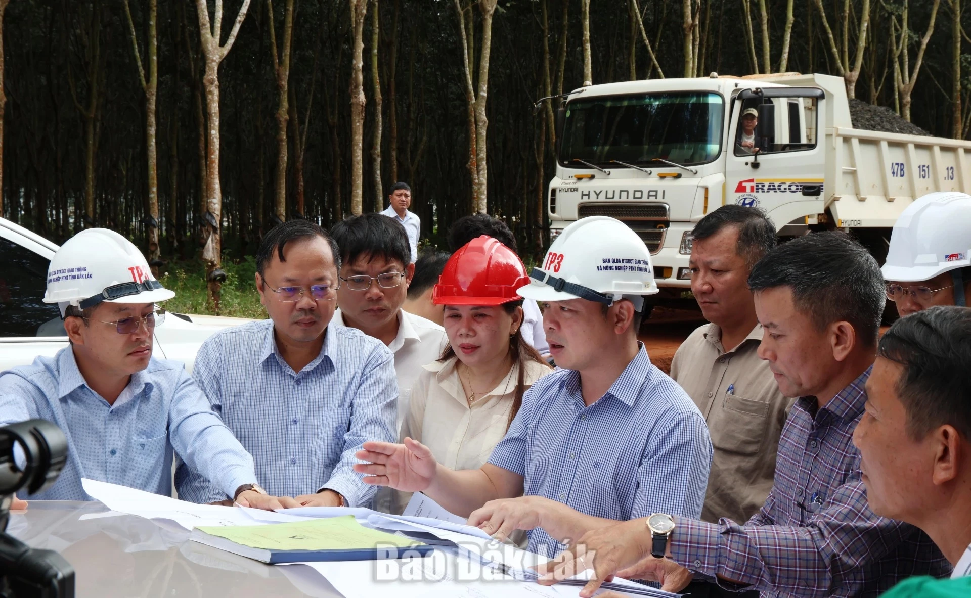 PPC Chairman, comrade Do Huu Huy directing relevant units to accelerate construction and disbursement for the Ea Ho - Tam Giang Road Project.