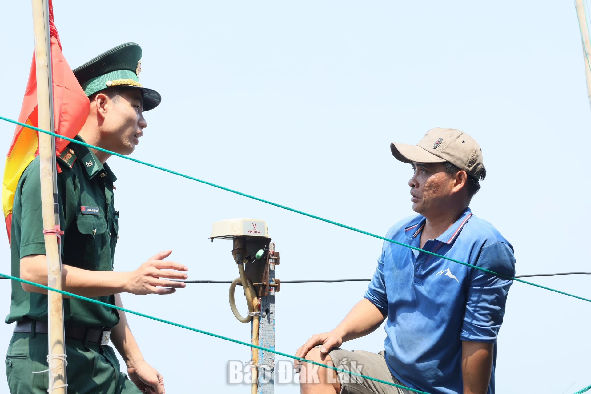 Bộ đội biên phòng kiểm tra thiết bị định vị trên tàu cá và tuyên tuyền về công tác chống khai thác IUU tại Cảng cá Đông Tác.