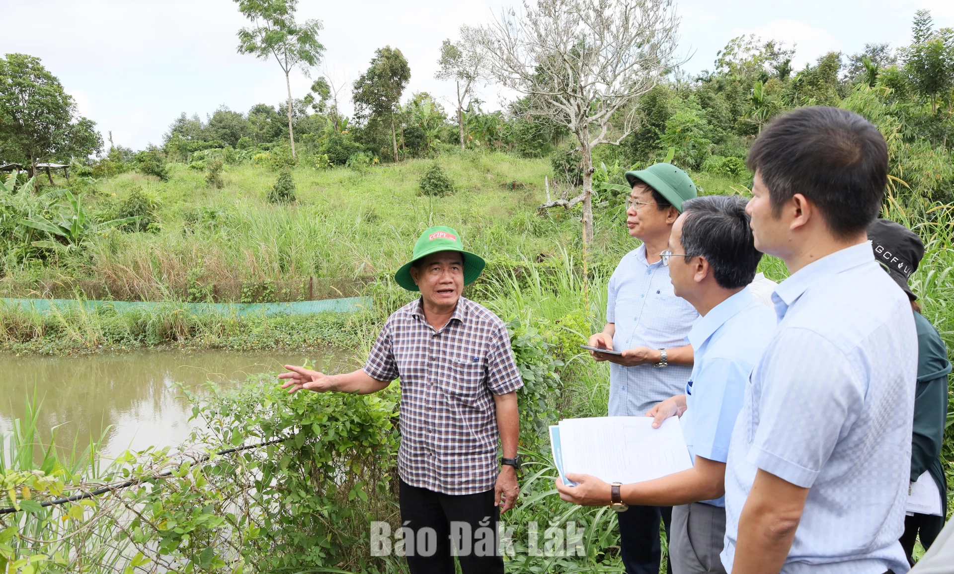 Phó Chủ tịch UBND tỉnh Nguyễn Thiên Văn kiểm tra ao tích trữ nước dùng chung của nhóm hộ ông Y Tân tại buôn Pok (xã Ea Knuếc).