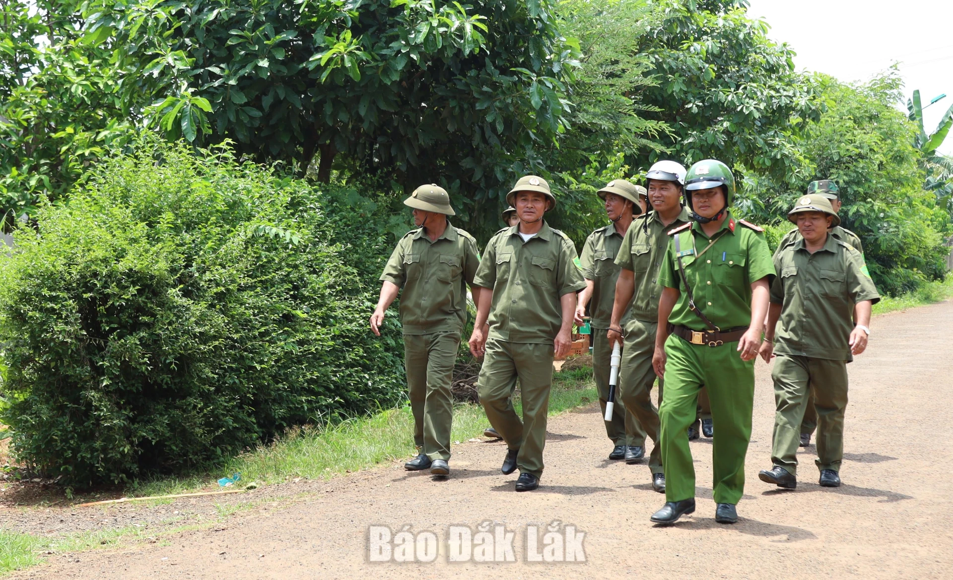 Công an xã Ea Hiao phối hợp cùng lực lượng tham gia bảo vệ an ninh trật tự cơ sở và dân phòng tổ chức tuần tra địa bàn. Ảnh: minh họa
