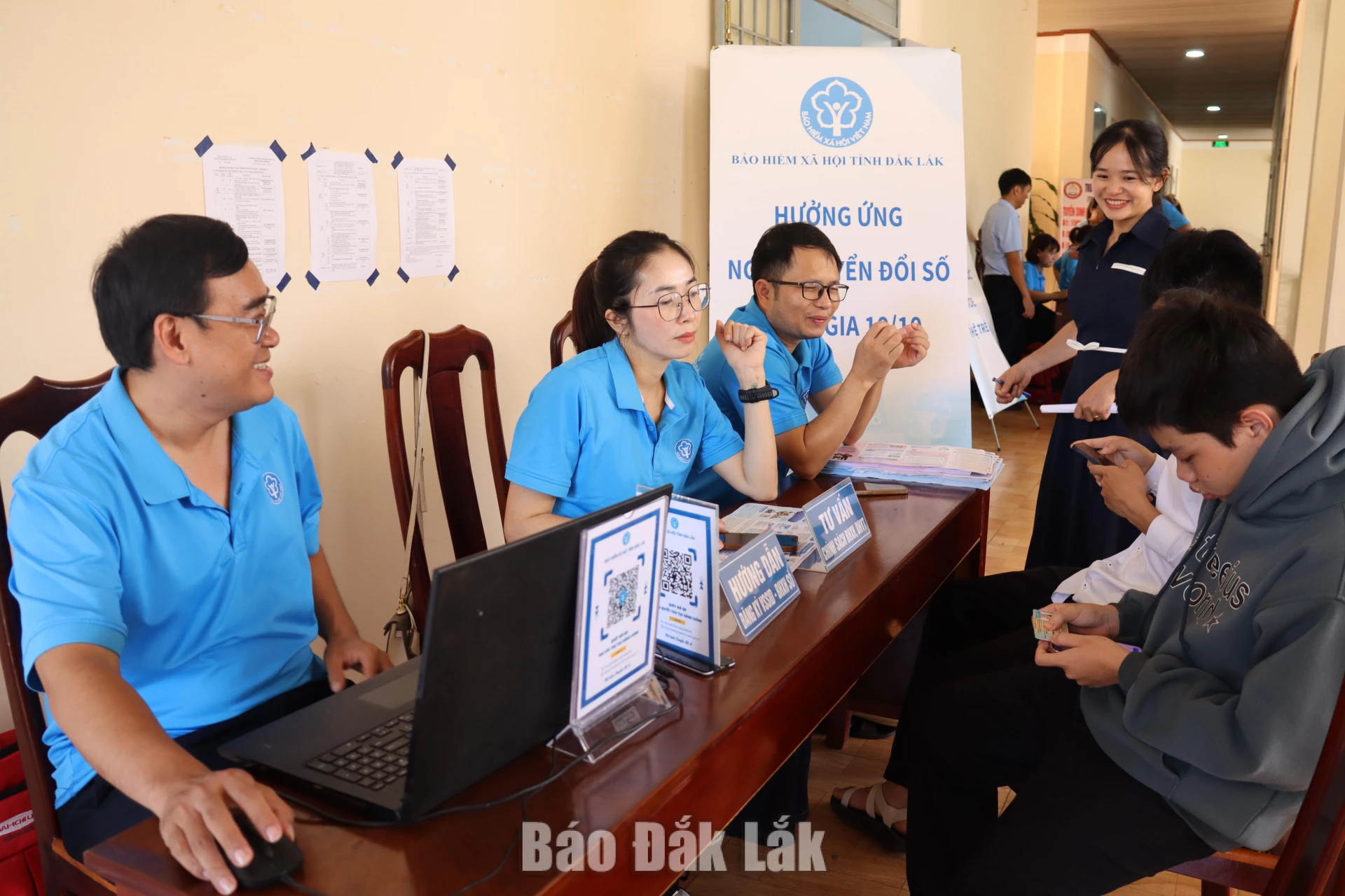 Cán bộ BHXH tỉnh Đắk Lắk hướng dẫn học sinh, sinh viên Trường Cao đẳng Đắk Lắk cài đặt và sử dụng ứng dụng VssID - BHXH số trên điện thoại cá nhân.