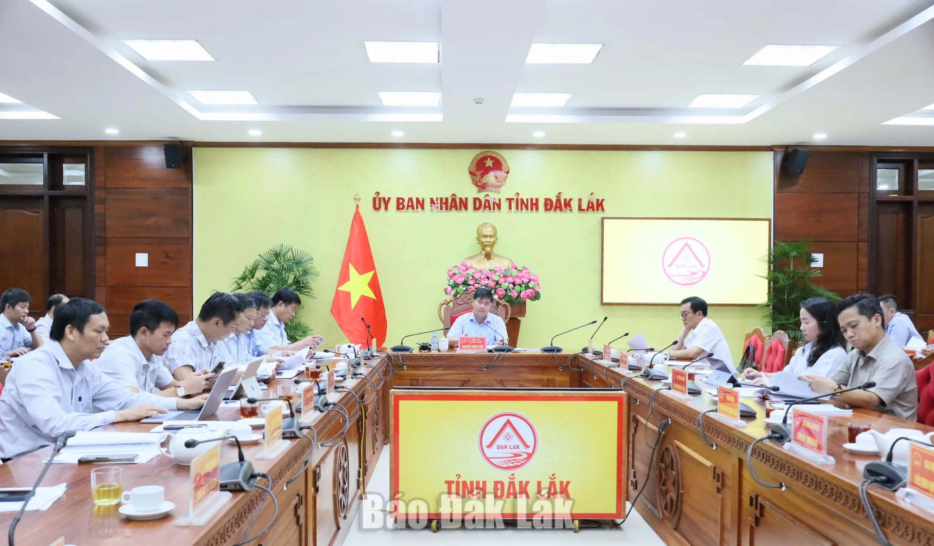 Các đại biểu tham dự cuộc họp.