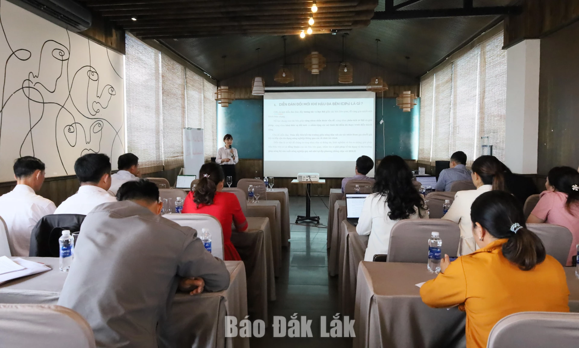 Các đại biểu tham dự diễn đàn.