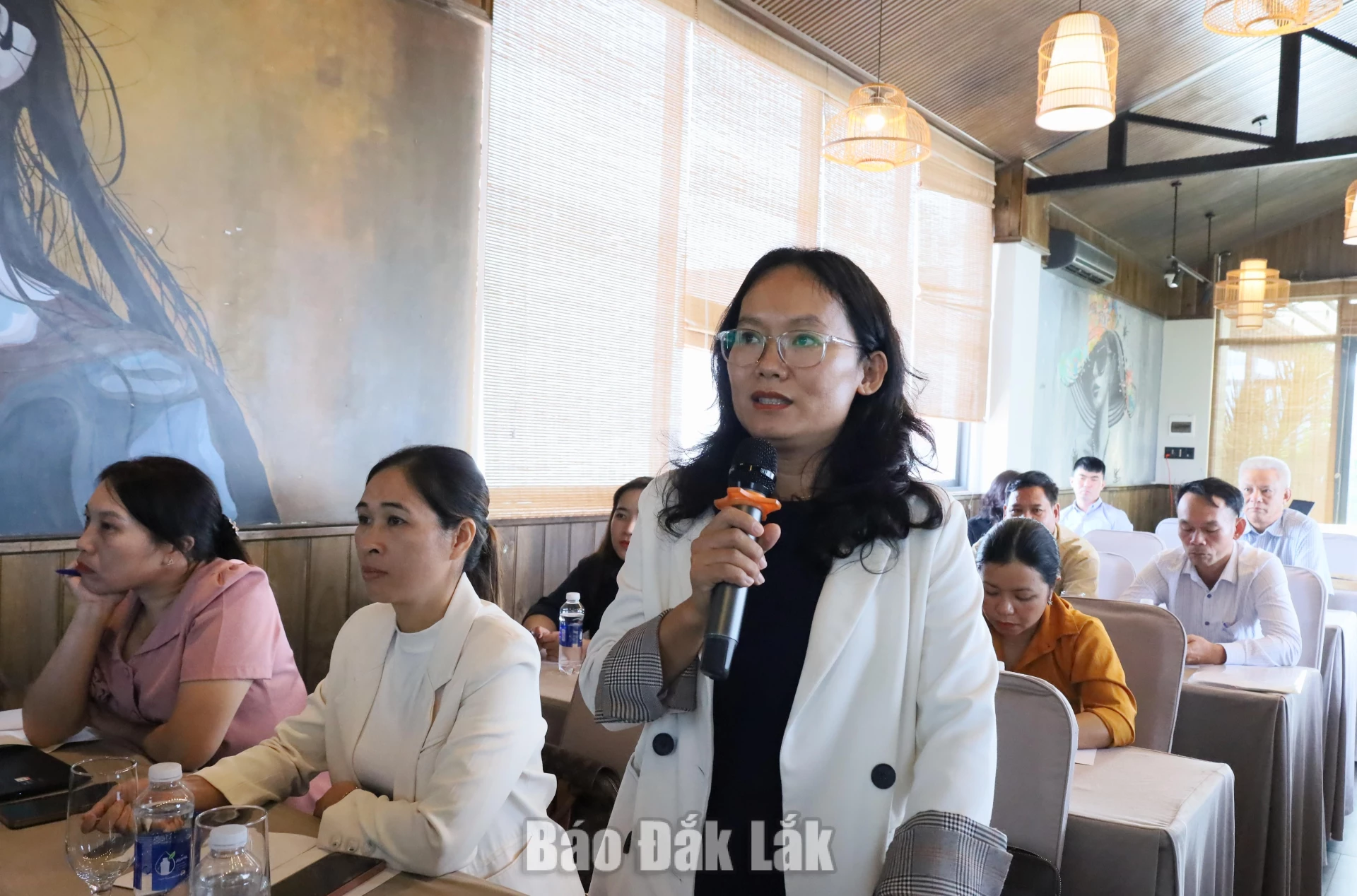 Đại diện Phòng Kinh tế xã Ea Phê phát biểu ý kiển thảo luận.