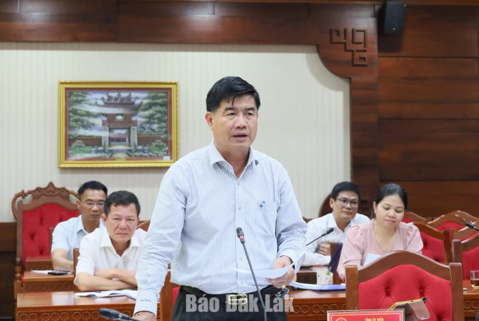 Phó Chủ tịch UBND tỉnh Nguyễn Thiên Văn phát biểu ý kiến.