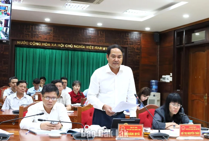 Phó Chủ tịch UBND tỉnh Y Nhuân Byă phát biểu ý kiến.