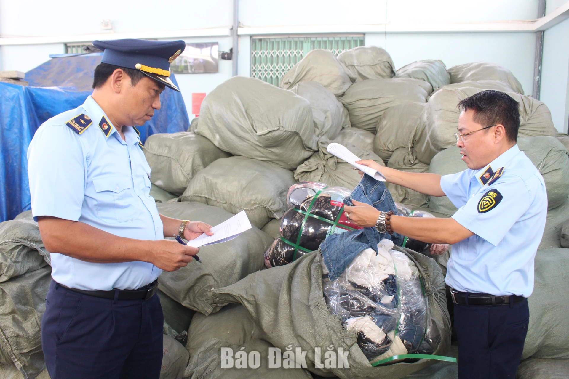 Cán bộ quản lý thị trường kiểm tra thực phẩm tại một cơ sở kinh doanh ở phường Tuy Hòa.
