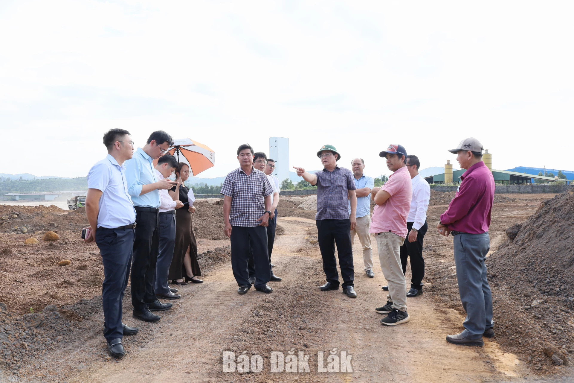 Phó Chủ tịch UBND Nguyễn Thiên Văn đi kiểm tra thực tế tình hình, tiến độ thực hiện các dự án đầu tư xây dựng tại Khu công nghiệp Hòa Phú.