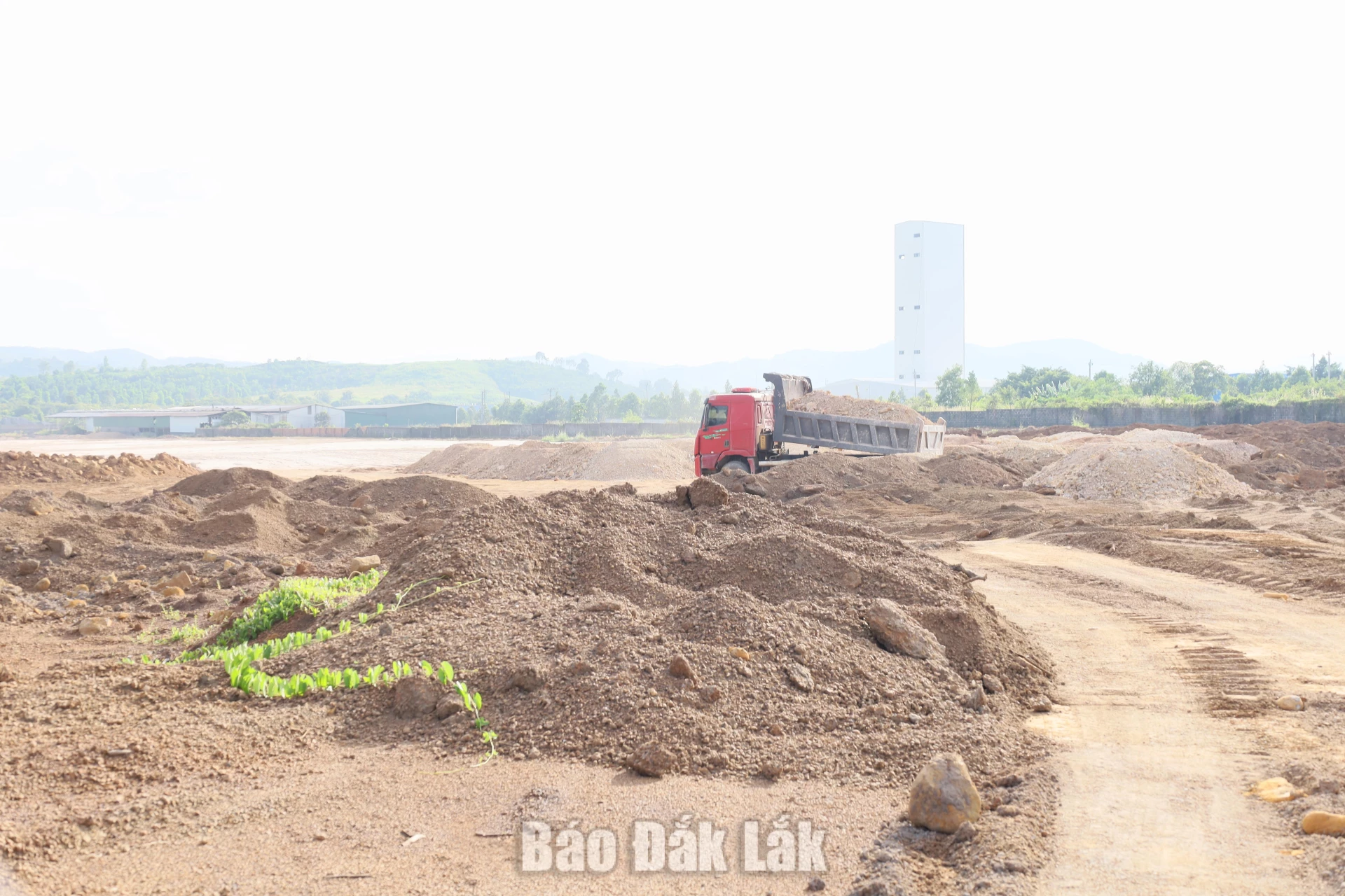 Dự án San nền, đền bù và đầu tư một số trục đường (CN2, CN3, CN4 nối dài và CN12) tại Khu công nghiệp Hòa Phú đang được đẩy nhanh tiến độ.
