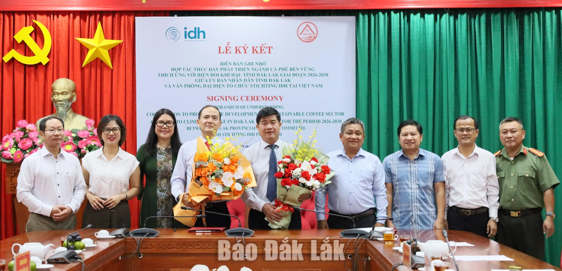 Hai bên chụp hình lưu niệm tại lễ ký kết.