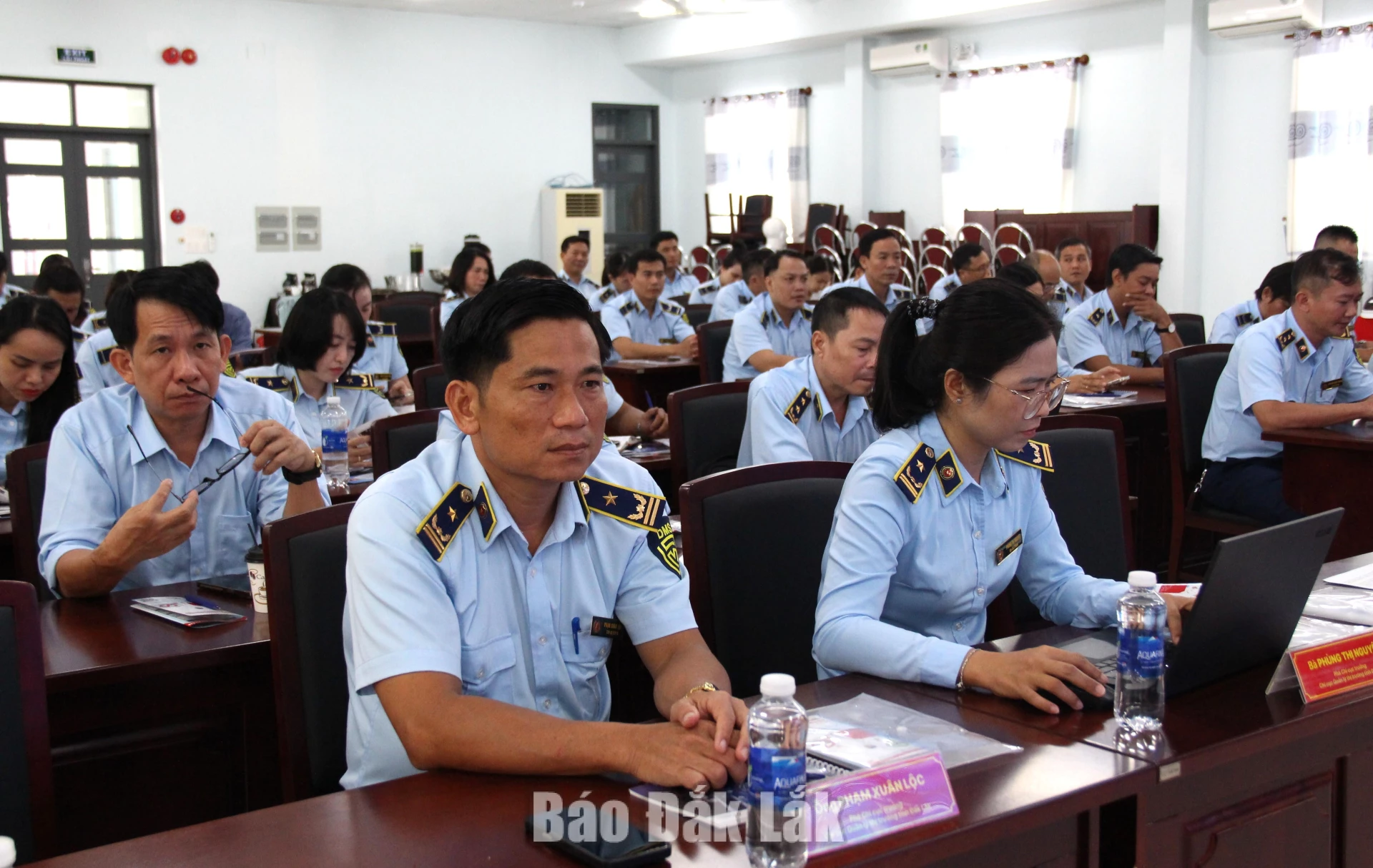 Cán bộ, công chức quản lý thị trường tham gia hội nghị.