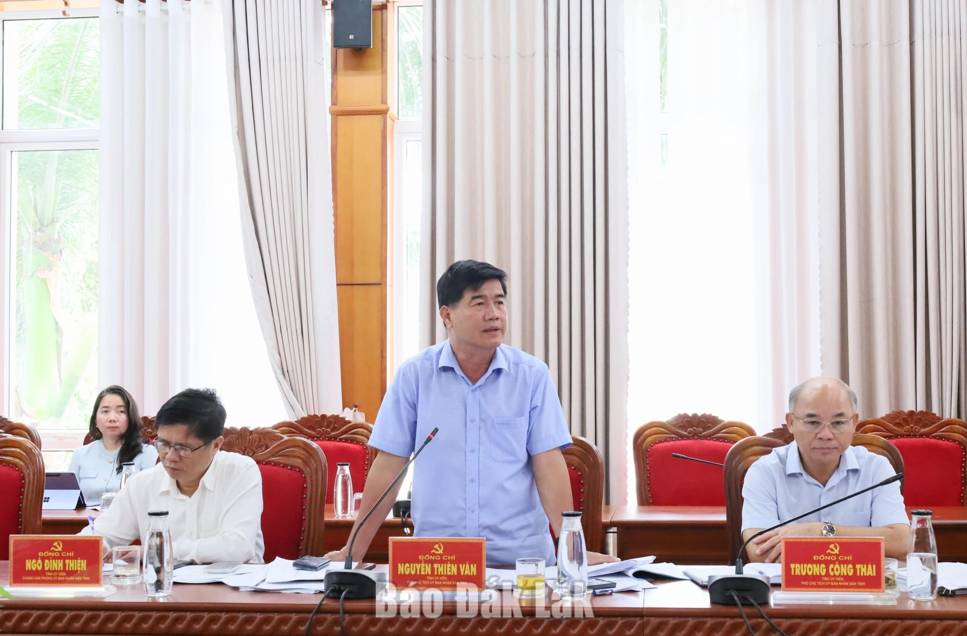Đồng chí Nguyễn Thiên Văn, Phó Chủ tịch UBND tỉnh đóng góp ý kiến cho dự thảo đề án.