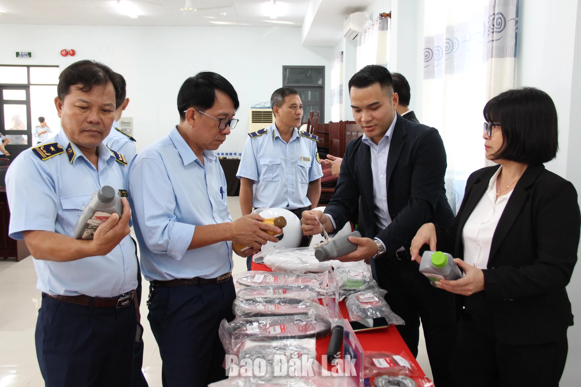 Cán bộ, công chức quản lý thị trường Đắk Lắk nhận diện hàng thật - hàng giả qua các mẫu hàng hóa thực tế.