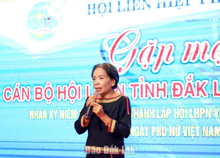 Bà H Phong Niê, nguyên Phó Chủ tịch Hội LHPN tỉnh Đắk Lắk chia sẻ tại chương trình.