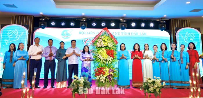 Lãnh đạo tỉnh tặng qua chúc mừng