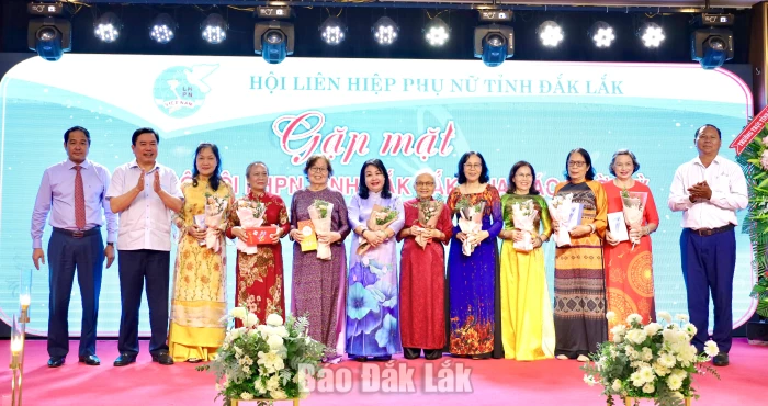 Các đồng chí lãnh đạo tỉnh tặng hoa, quà tri ân những đóng góp của các thế hệ cán bộ Hội đối với phong trào phụ nữ tỉnh Đắk Lắk.