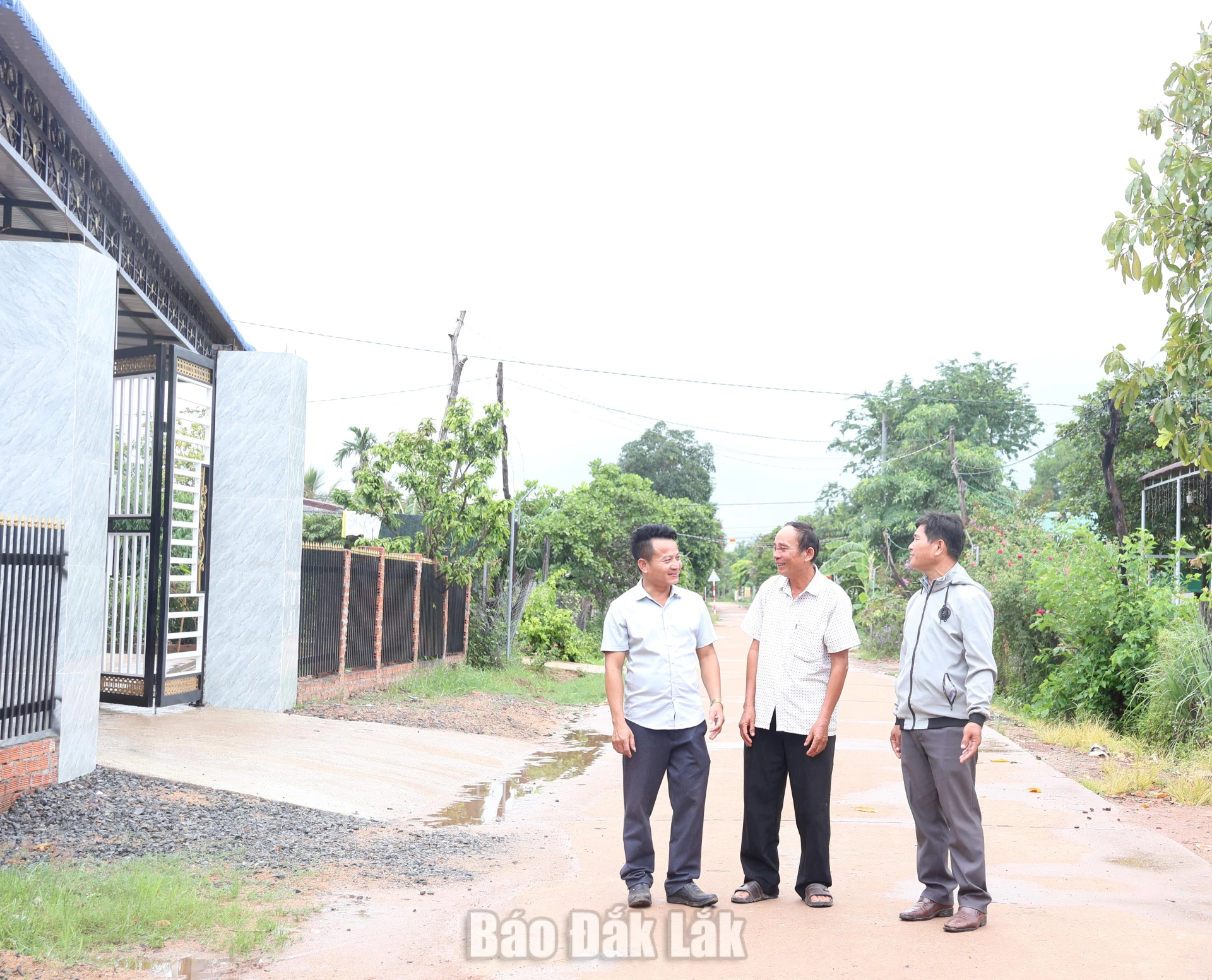 Ông Hà Văn Tân (giữa) được nhiều người dân Ea Bung tin yêu.