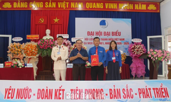 Ông Nguyễn Hữu Truyền, Phó Bí thư Đảng ủy xã, Chủ tịch UBND xã trao quyết định