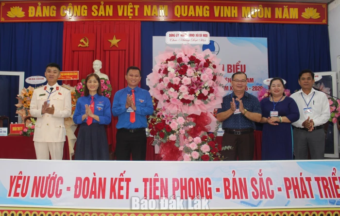 Đại diện Đảng ủy, HĐND, UBND, Ủy ban MTTQ Việt Nam xã tặng hoa chúc mừng đại hội.