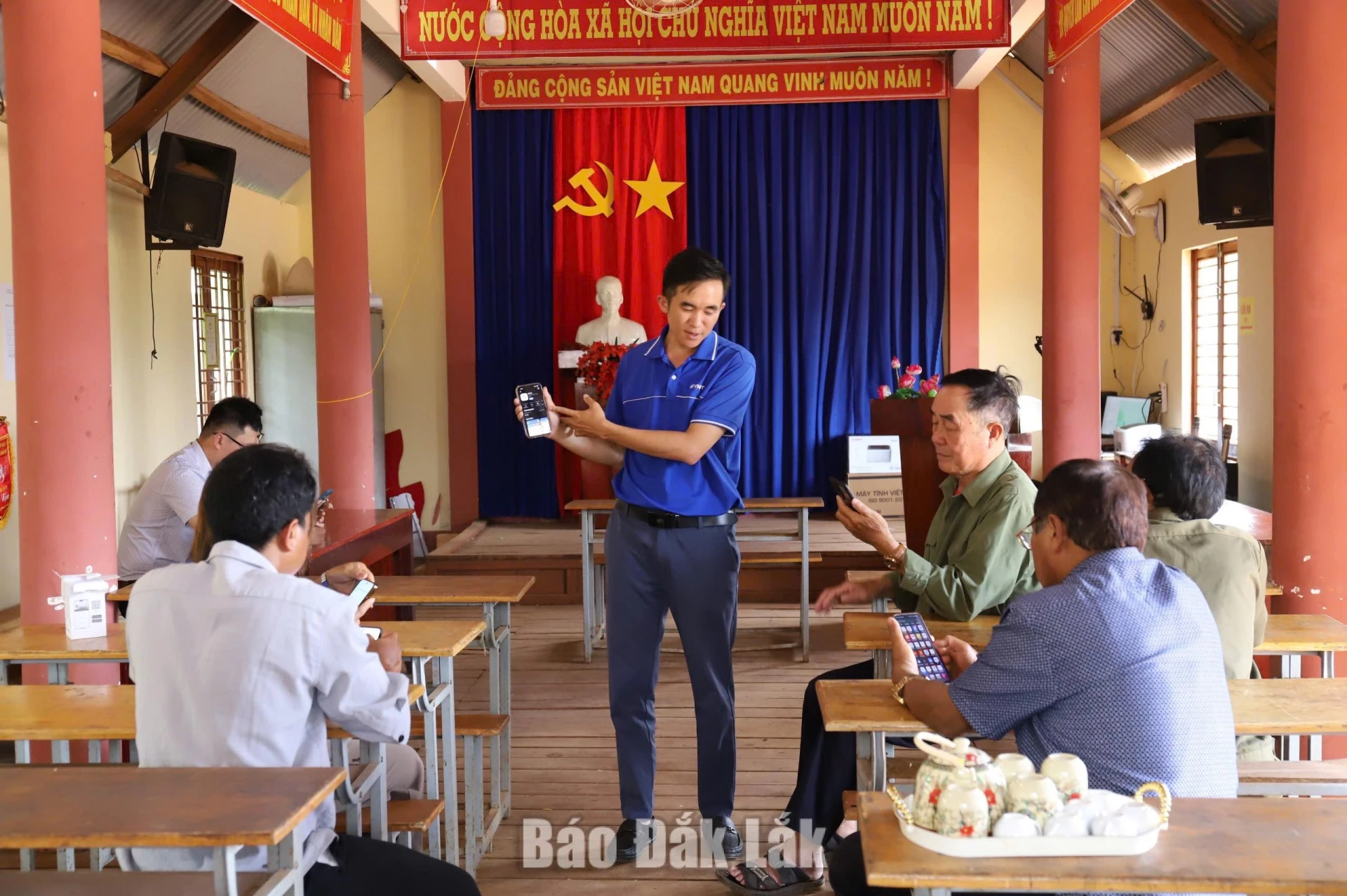 Cán bộ thôn Thống Nhất