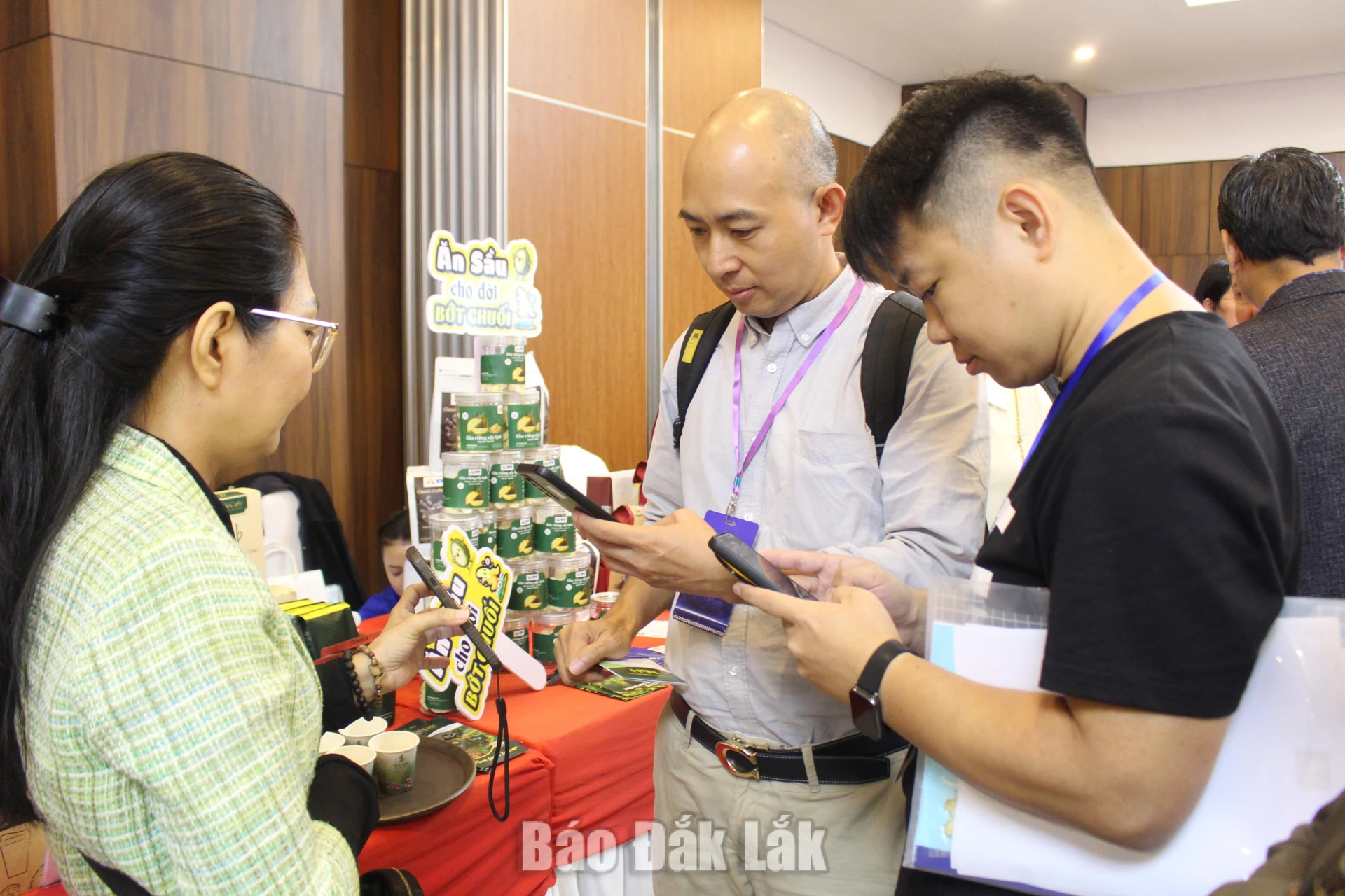 Doanh nghiệp Singapore tìm hiểu thông tin, sản phẩm của doanh nghiệp Đắk Lắk tại Hội nghị giao thương tổ chức 
ở phường Buôn Ma Thuột. 
