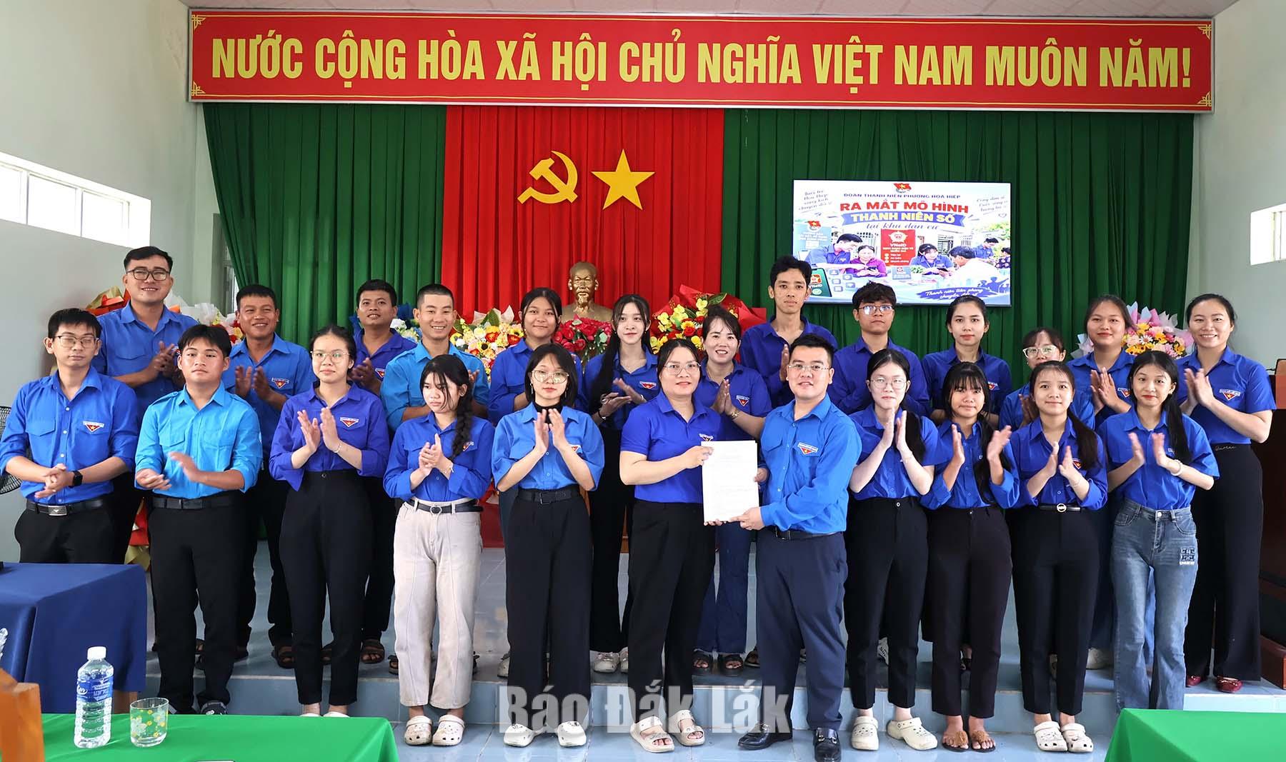 Đại diện Đoàn phường Hòa Hiệp chúc mừng các thành viên của mô hình “Thanh niên số tại khu dân cư” và tuyên truyền “Bình dân học vụ số”.