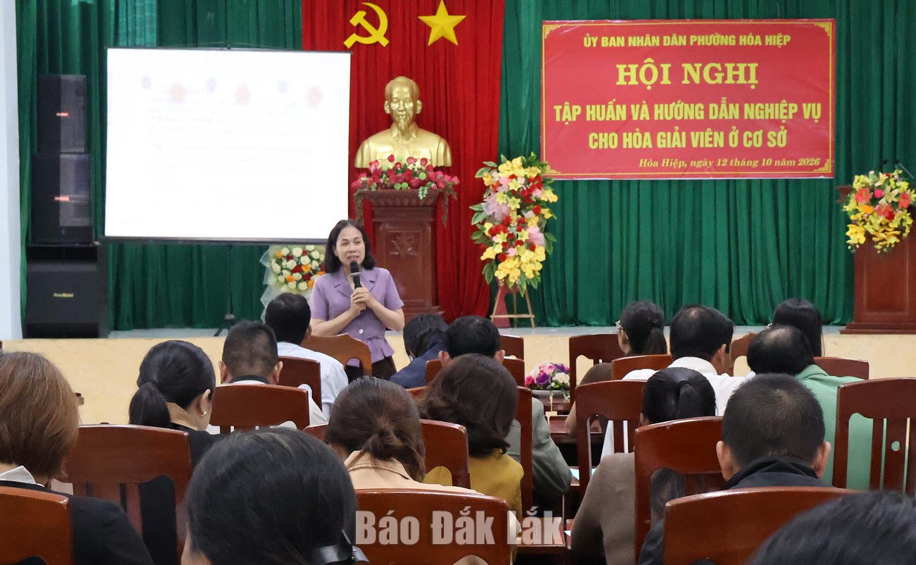 Báo cáo viên hướng dẫn các kỹ năng hòa giải ở cơ sở cho học viên.
