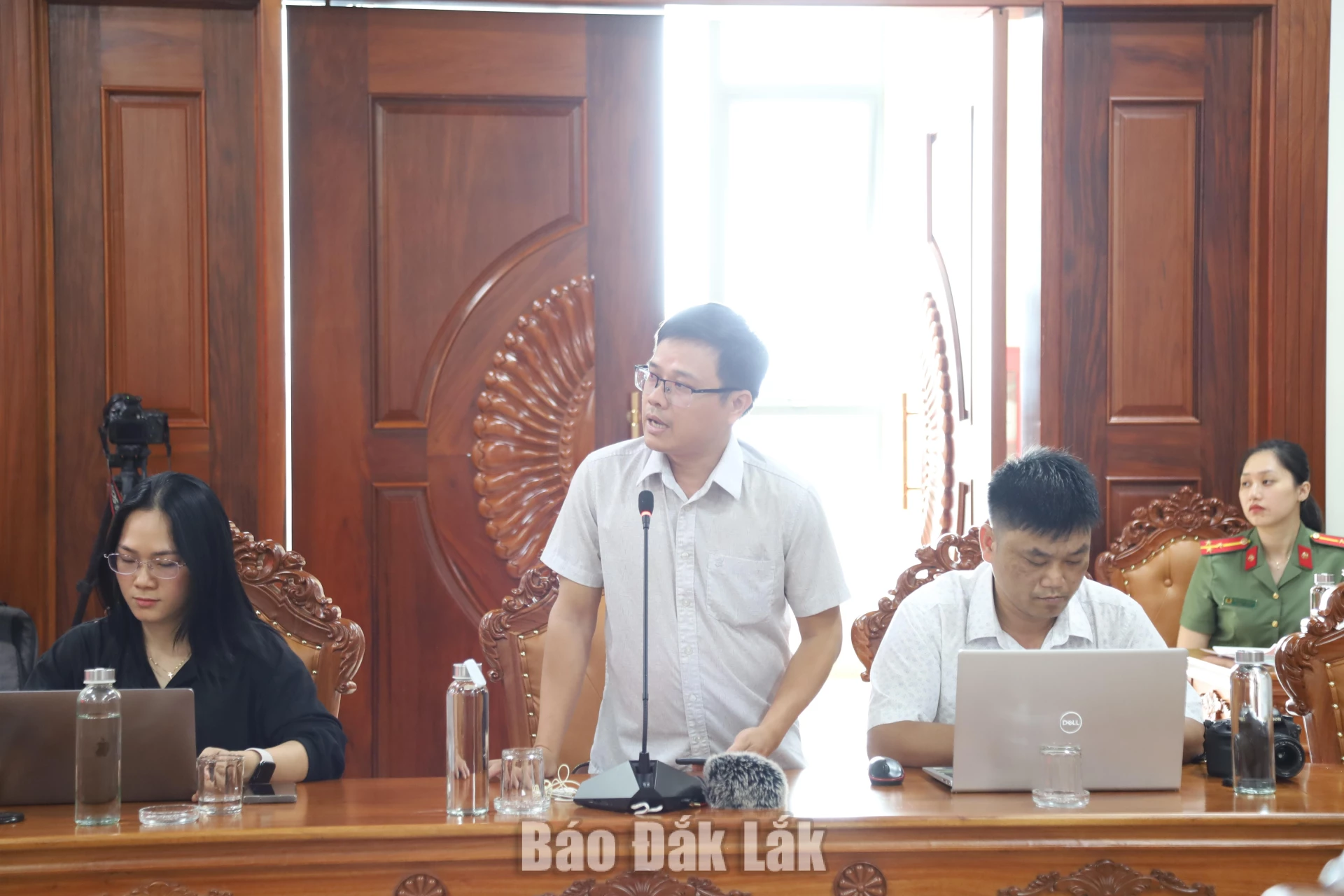 Nhà báo Công Bắc, Đài Tiếng nói Việt Nam khu vực Tây Nguyên đặt câu hỏi tại buổi họp báo.