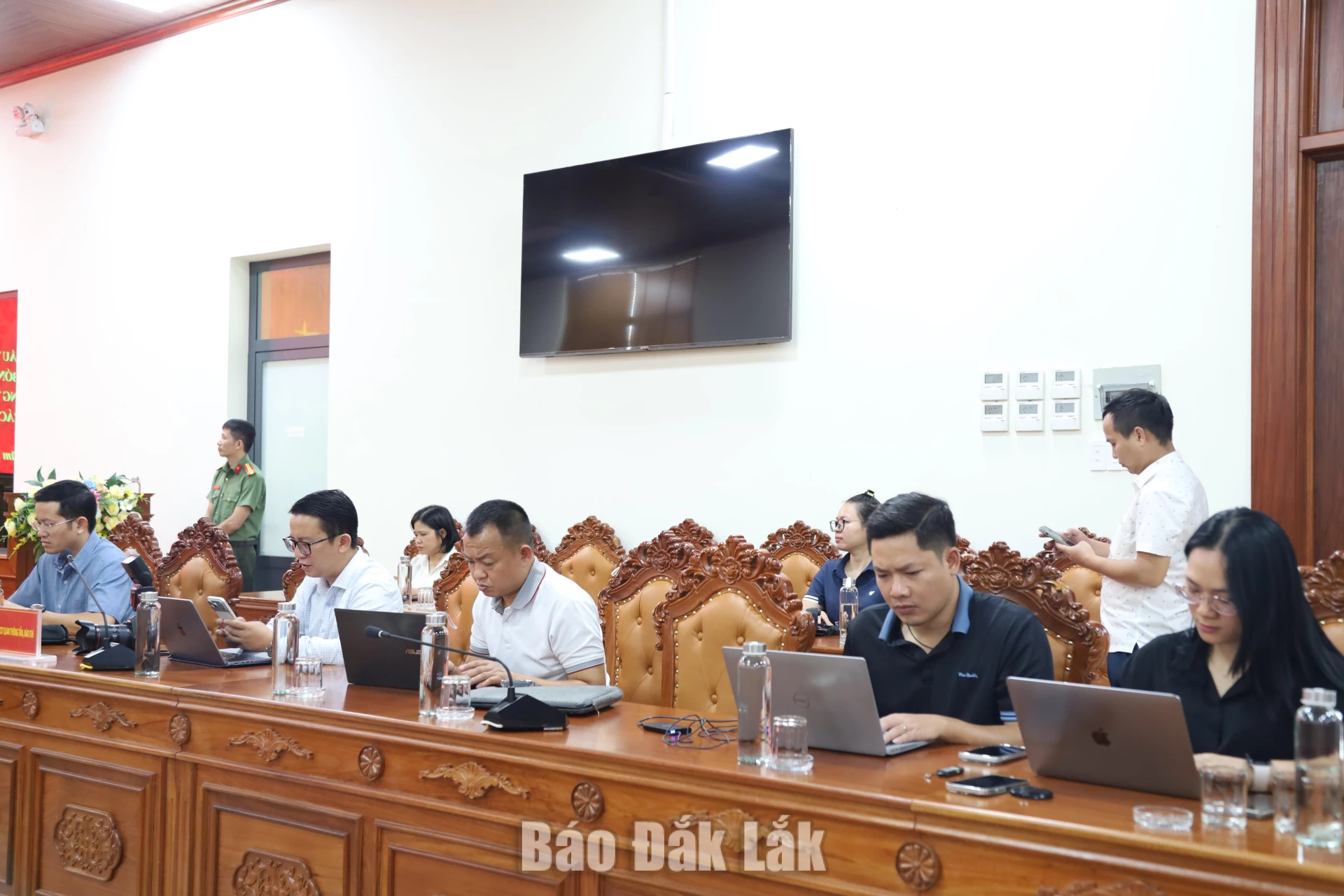 Các phóng viên, nhà báo tham dự buổi họp.