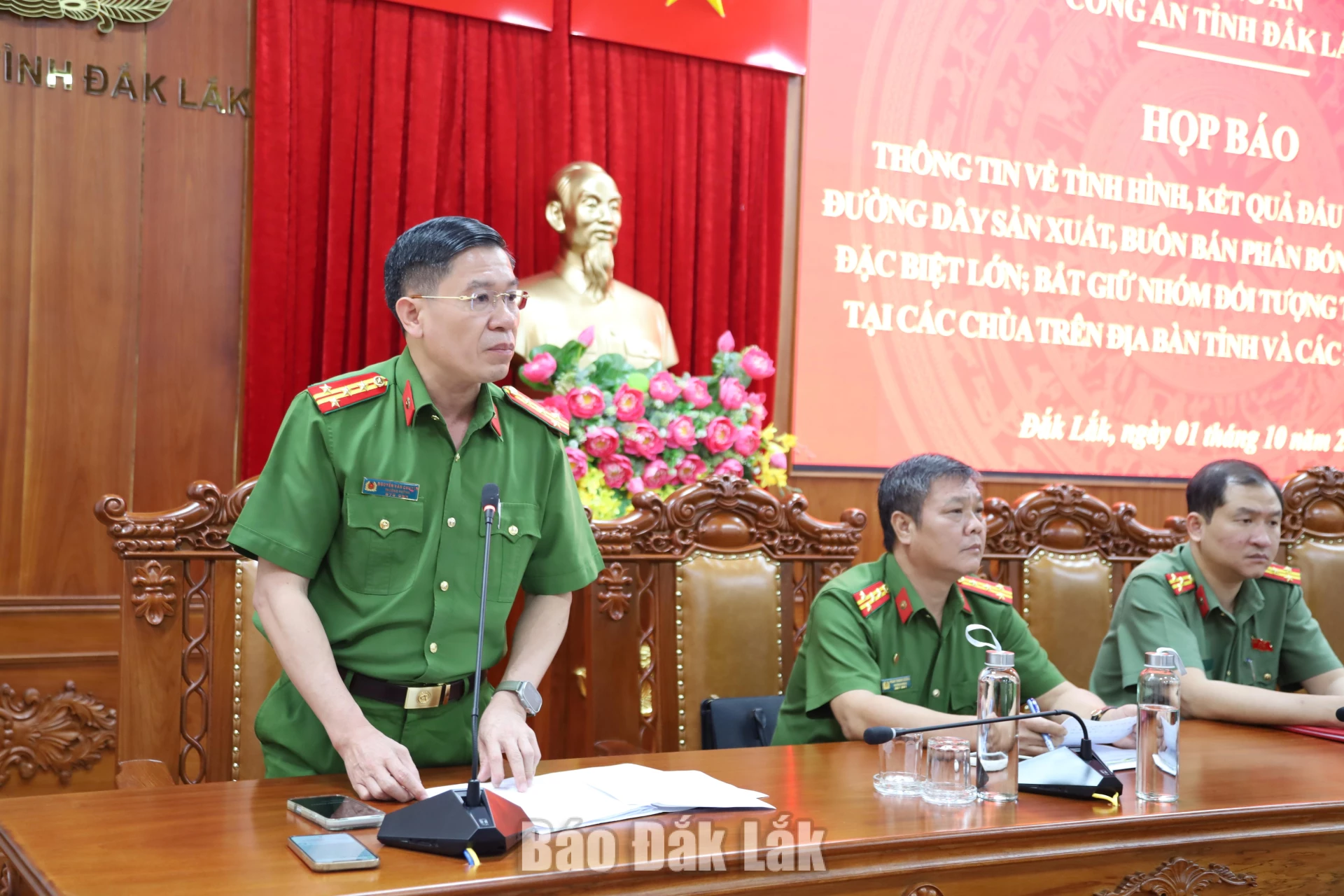 Đại tá Trưởng phòng Cảnh sát điều tra tội phạm về tham nhũng, kinh tế, buôn lậu, môi trường (Phòng Cảnh sát kinh tế - PC03) Công an tỉnh Đắk Lắk) trả lời câu hỏi của nhà báo.