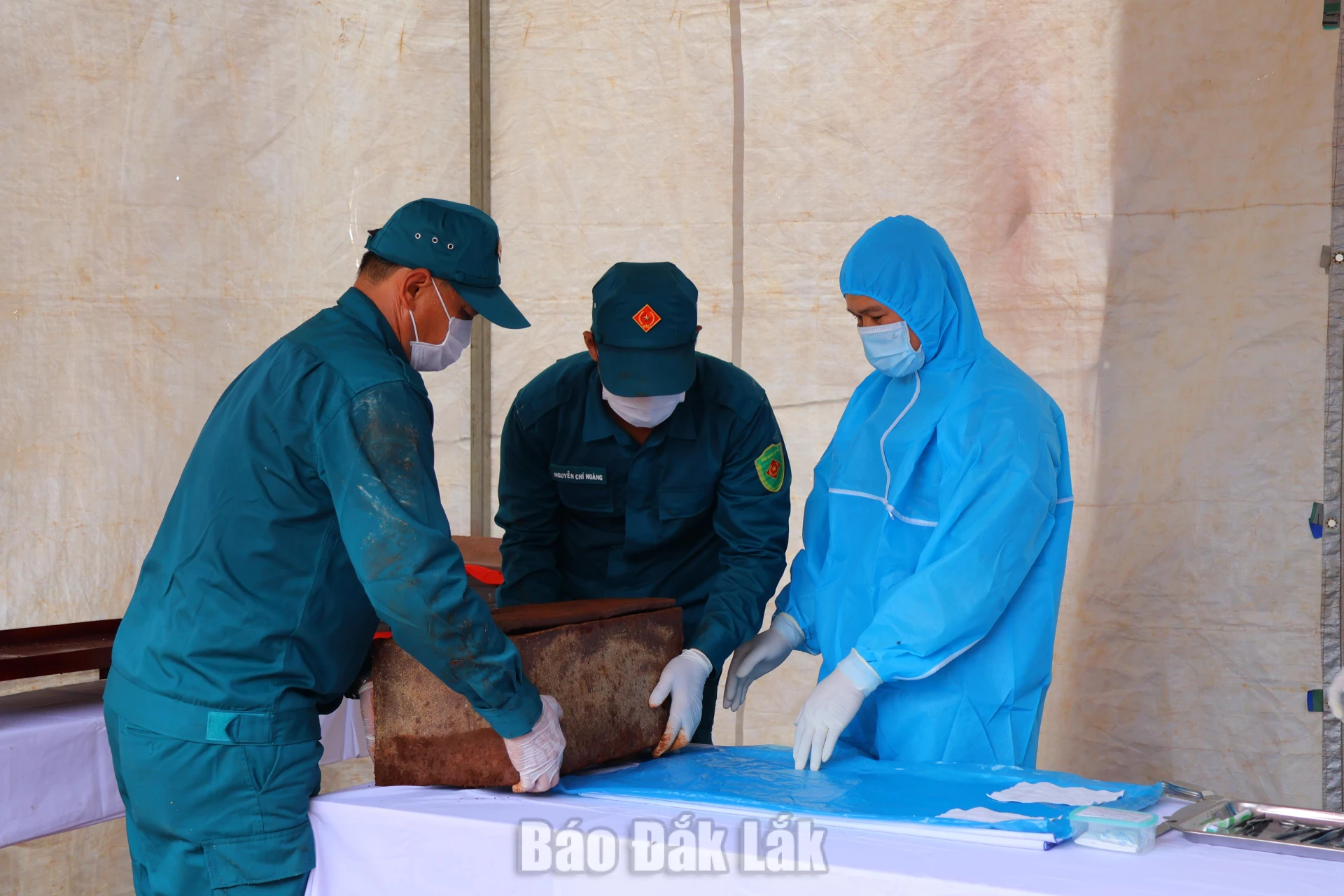 Lực lượng chức năng tổ chức lấy mẫu sinh phẩm hài cốt liệt sĩ phục vụ giám định ADN.