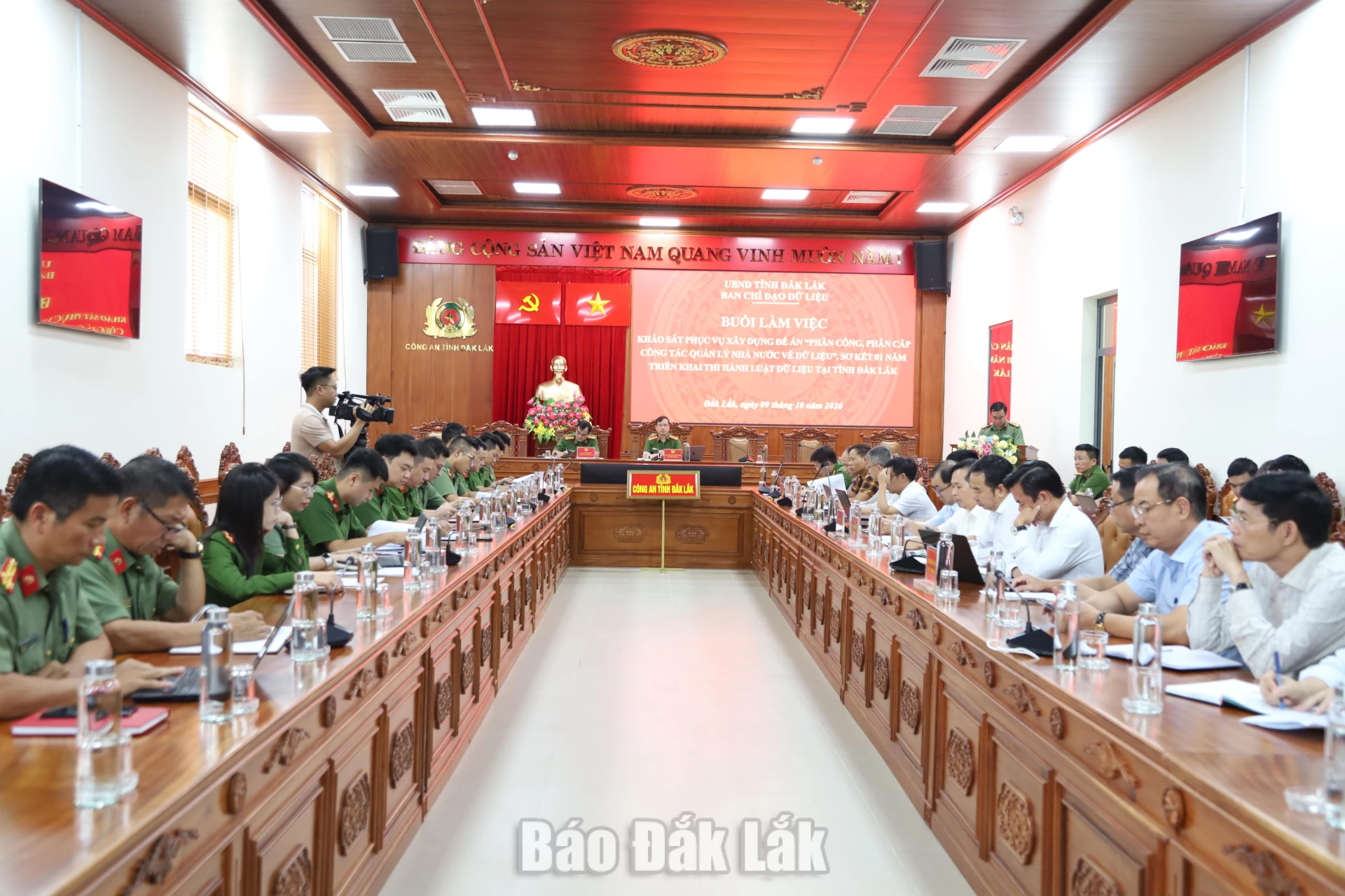 Quang cảnh buổi làm việc.