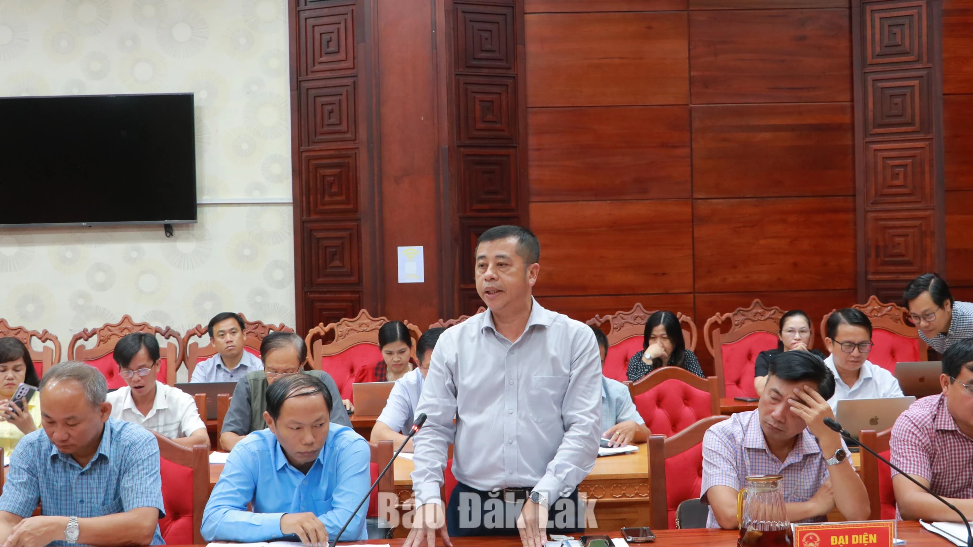 Đại diện các sở ngành, địa phương trao đổi lại các nội dung báo chí quan tâm.