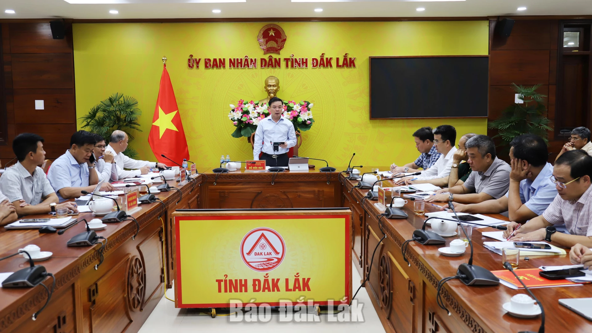 Chủ tịch UBND tỉnh Đỗ Hữu Huy chủ trì buổi làm việc. 