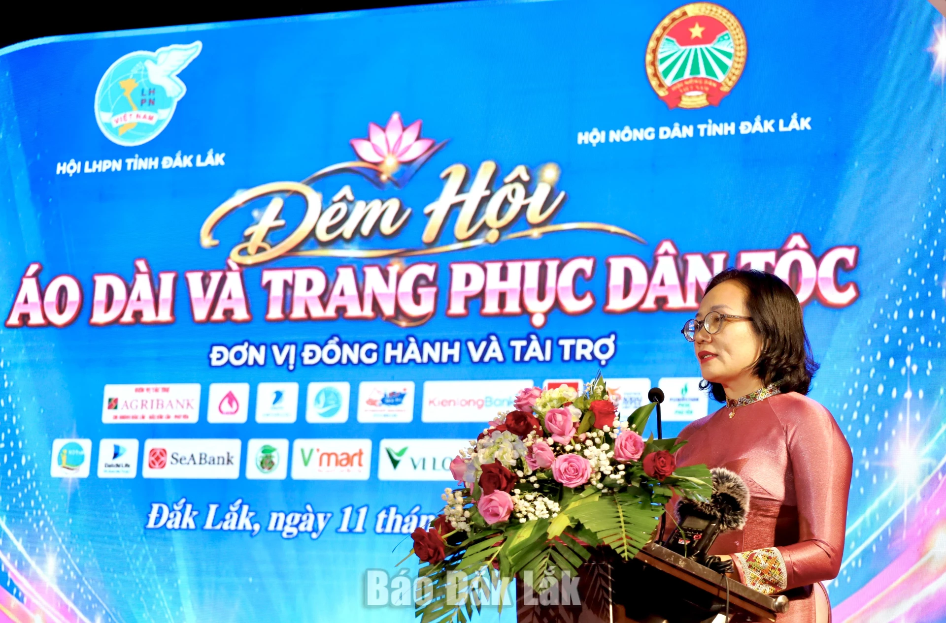 Chủ tịch Hội LHPN tỉnh Nguyễn Thị Hồng Thái phát biểu khai mạc đêm hội.