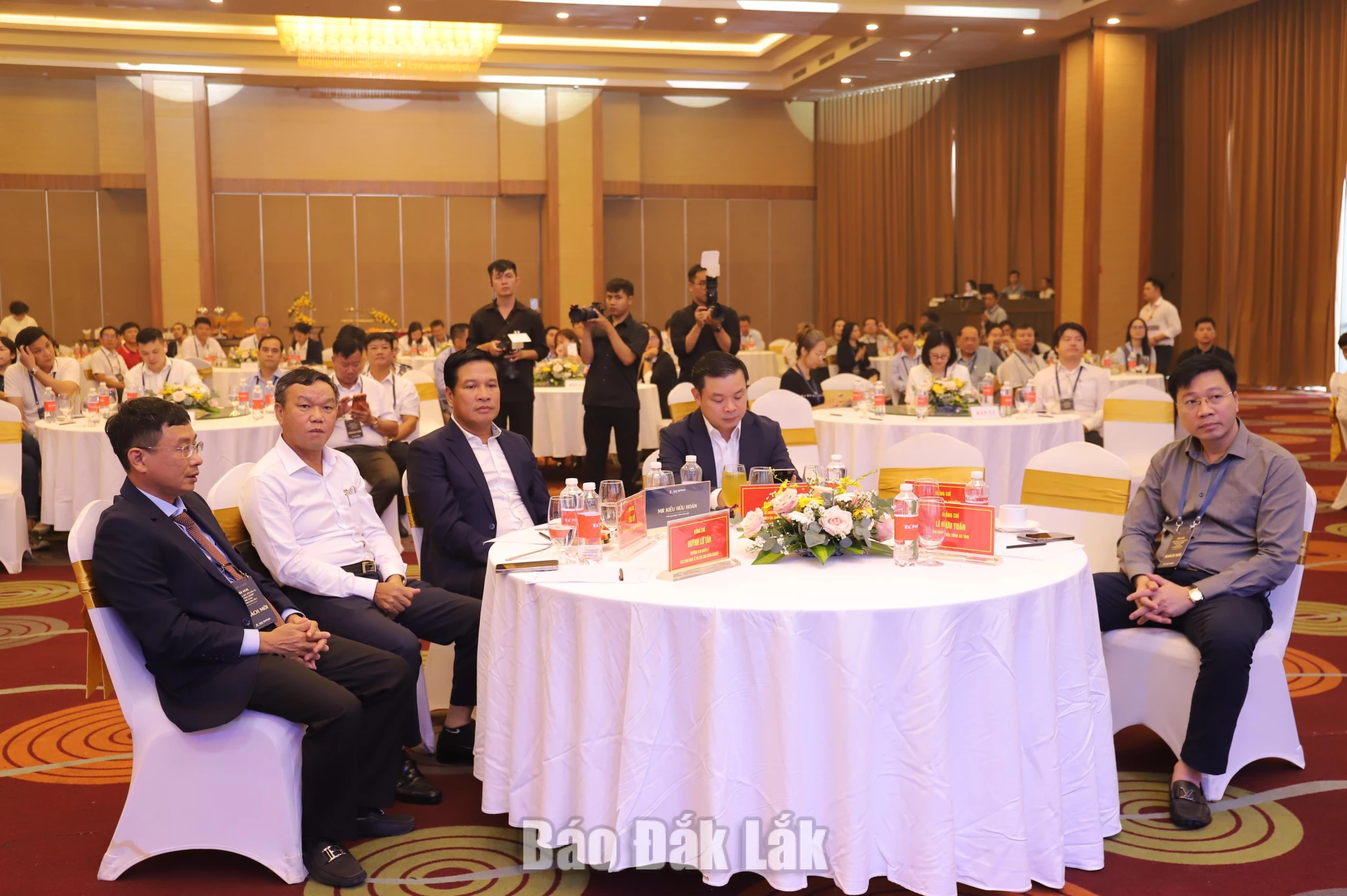 Các đồng chí lãnh đạo tỉnh dự buổi gặp mặt, tiếp xúc đầu tư.