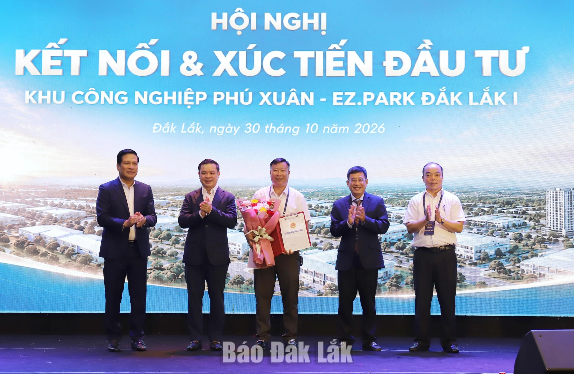 Các đồng chí lãnh đạo tỉnh và chủ đầu tư trao quyết định cấp chủ trương đầu tư cho doanh nghiệp.